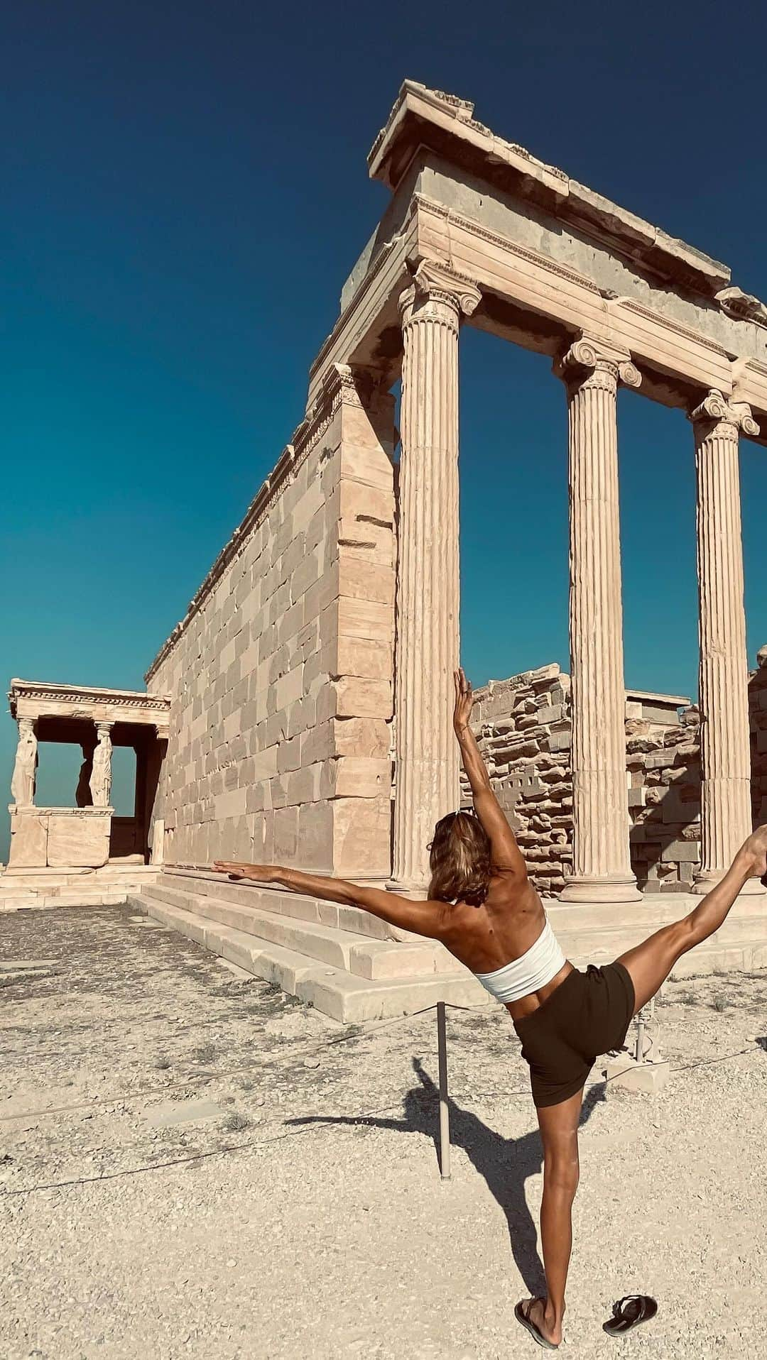 ヴィルジニー・デデューのインスタグラム：「🌎 YOUTH WORLD CHAMPIONSHIPS 🧜🏼‍♀️ 🧜🏼‍♂️  — Septembre 2023 🇬🇷 Athènes — • Retour sur une rentrée ou une fin d’année sportive intense (cela dépend comme l’on se place…) • Avec un retour pour moi dans la TEAM FRANCE 🇫🇷 en tant que chef de délégation pour ces championnats du monde des Jeunes (la dernière était en 2013) Un Grand Plaisir pour moi d’être au côté de nos Espoirs Français… Dans ce monde qui m’est si familier !! Merci @ffnatation  Merci au Staff, aux Athlètes pour ces émotions, si importantes dans leur carrières. Avec de Belles perf générales -> 4eme au classement général Mondial 👍🏼 💪🏼 Et un Titre de Championne du MONDE pour notre Romane 🧜🏼‍♀️🤩   Que de pressions pour eux avec ce nouveau règlement, mais que d’expérience 💪🏼💪🏼💪🏼 BRAVO See You soon🧜🏼‍♀️🧜🏼‍♂️👌🏼🇫🇷🤗🤗🤗🤗🤗🤗 #generation2024 #generation2028  #passion -> l’œil du Photographe 📸 Back Stage / Portraits / Concentration ….  #natationartistique #synchronizedswimming #arristicswimming #athlete #youth #youthworldchampionships @world_aquatics #swimmer #synchrogirls  @pan_natationartistique @natationartistique @aixmaville @creps_paca_aixenprovence @ampmetropole @maregionsud @departement13」