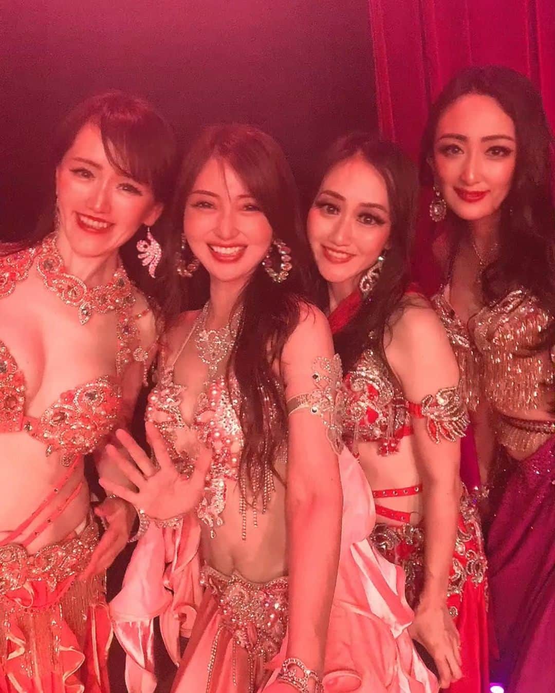 YAYOのインスタグラム：「❤️❤️❤️❤️❤️❤️❤️  素敵な♡素敵な♡ 共演者の皆様と🙌❤️  会話が楽しく♪優しく踊りはレベルの高い皆さんと一緒に過ごせて楽しかったです♡ ありがとう❤️❤️❤️ @yumigona  @erika_01_09  @emina_yu.hi  @0gawa725  @megumi9797  @sayuuuu02   人と人を繋いでくれるダンスってやっぱり素晴らしい✨ ベリーダンスの輪がもっともっと広がりますように🙌  素敵な皆さんと またいつか♡ ご一緒できますように🥰❤️❤️❤️  #ベリーダンスハフラショー東京 #ベリーダンス仲間 #ベリーダンサーズ  #シルクロードカフェ東京 #シルクロードカフェ錦糸町  #ベリーダンスステージ」