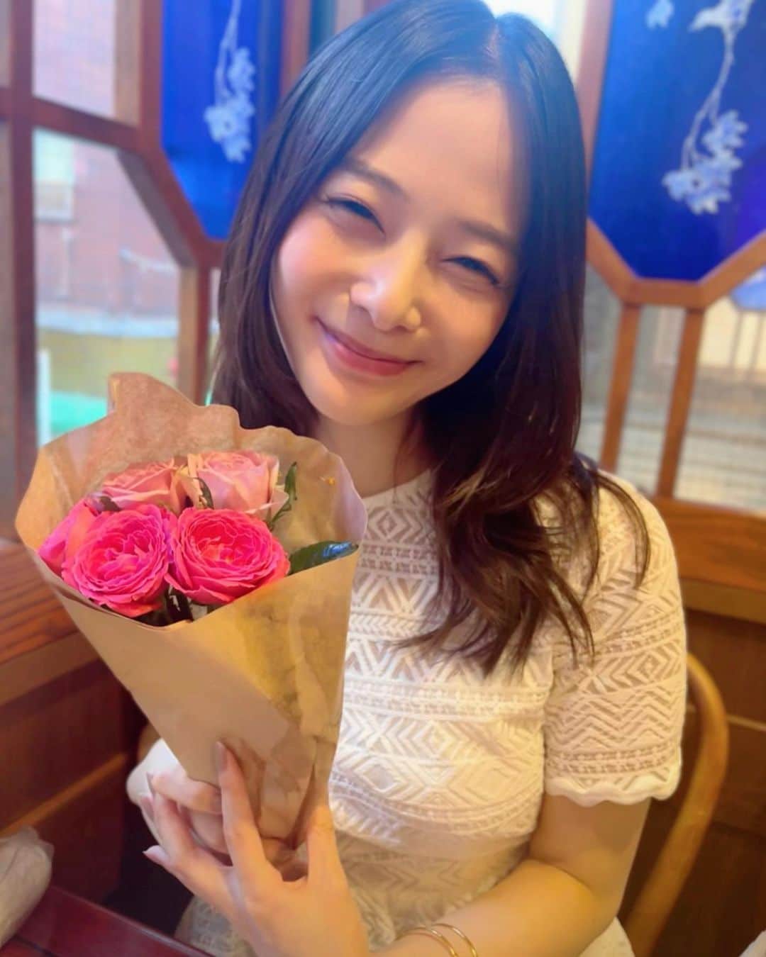 のインスタグラム：「お花貰いましたっ！ みたいな顔してるけど 自分で買った～😝✌️  お花はいつも飾ってて おうちは自分が癒されるものや 好きで溢れさせたい💖🪽  美しいものを見ること 美しいものに触れることは大事です✨️  今日もみなさん、1日お疲れ様です😌🧡   #吉高寧々」