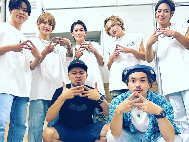 大江健次さんのインスタグラム写真 - (大江健次Instagram)「BANQUETワンマンライブ🔥 今回のワンマンの途中でお笑い的企画をやったんですが、 そこの場面わたくし担当で参加しました🔥 ワンマンで一緒に企画すんのは2年ぶりか⏰  BANQUETとの出会いは、、 元々は亀井Pとの長年の腐れ縁から笑。  グループとは、チームワークとはなんたるものかを 笑いを交えて厳しく教育する『鬼教官』と化し👹 YouTubeの企画撮影編集を任せて頂きました。  鬼教官が土に還って海に流されちょうど一年。 久々に彼らと一緒に時間を過ごす機会を頂きました。 彼らのパフォーマンス当然最高だったし 企画もメンバーとお客さんのパワーで盛り上がりました💯  本番直前、バッキバキに楽しみにしてるメンバーが目に入り 何か忘れかけてたモノを思い出したす⏰ 若手の頃、楽しみすぎて前日は眠れなかったもん💤  ありがとうって言えるステージがあるのは幸せなこと。 喜んでくれて、涙流してる人もいて、 超満員超最高だった‼️ キラキラしてたぞBANQUET🔥🔥  引き続き応援し続けます🔥 by 自称、埼玉のcheersでした笑。  #こりゃめでてーな #mckj #BANQUET #BQT #好きな曲は #誓いのキス #TRUELOVE #新曲の #花火も #やべぇ曲 #ヒェ🔥」9月12日 17時10分 - mckj_hagestagram