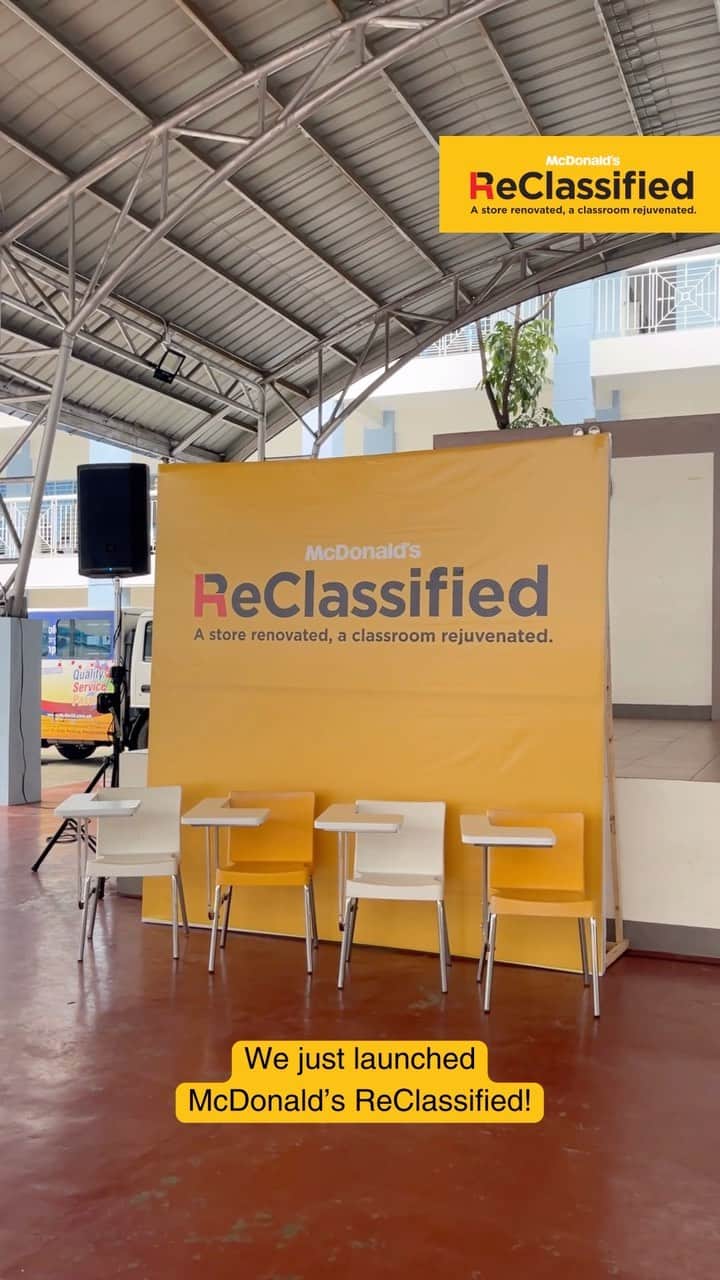 McDonald's Philippinesのインスタグラム：「It’s balik-eskwela szn! Students are all smiles because of their new McDonald’s ReClassified school chairs made out of decommissioned seats and tables gathered from renovated McDo stores. ✨The initiative begins here at San Roque Elementary School and excited kami to donate to more schools soon!  Learn more about ReClassified: https://bit.ly/McDoReClassified」