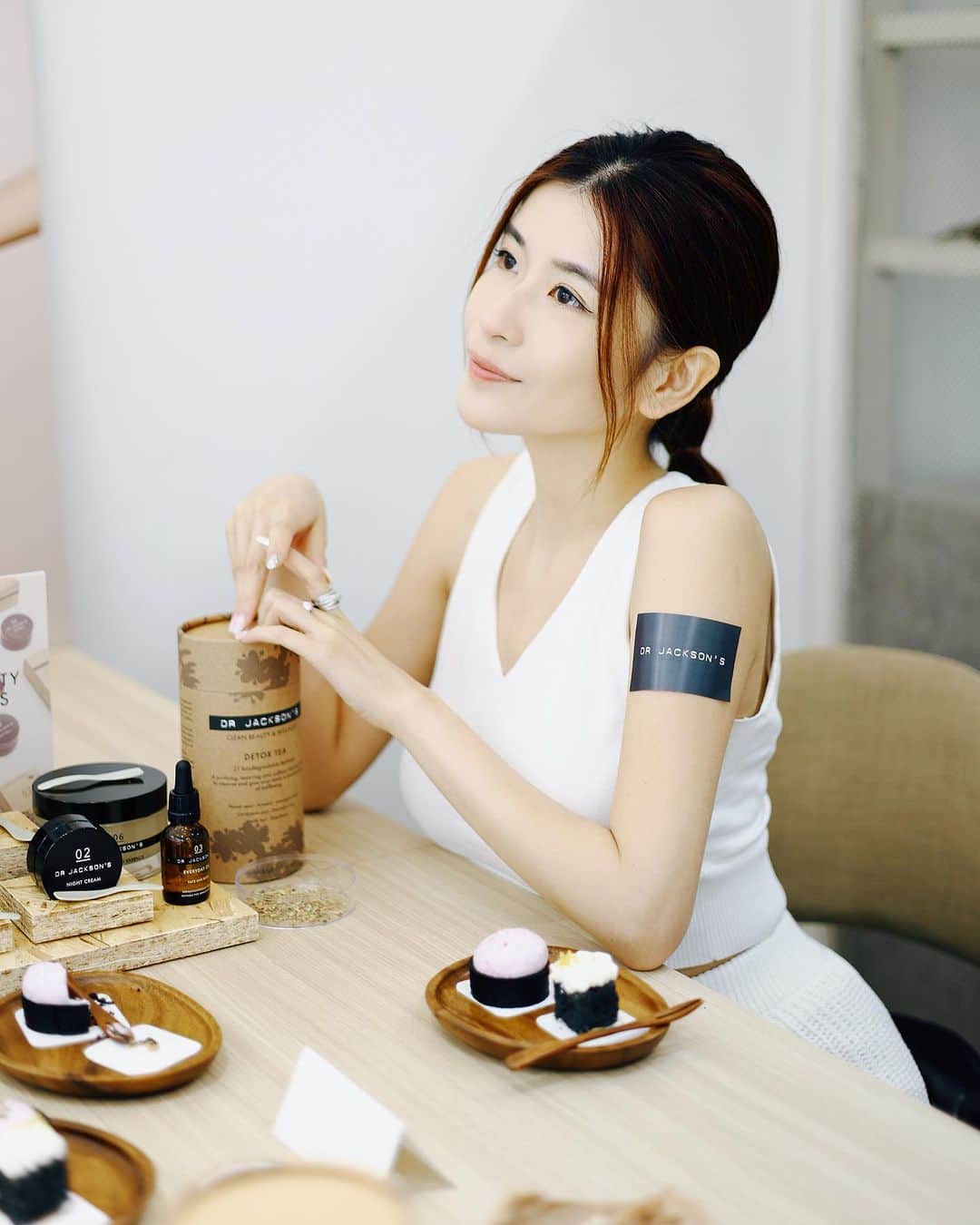 のインスタグラム：「昨日於 @1010hopehk 體驗 @drjacksonskincare 全系列天然產品的照片也太出片嘻嘻（標記自己綁了個波波頭）  #drjacksonshk #drjacksonsfamily #drjacksons #1010hopehk」