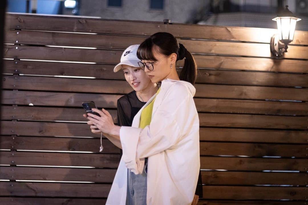 のインスタグラム：「⁡ ⁡ ⁡ なんやかんやと過ごしてる間に 稽古が始まる日が近づいて参りました。 ⁡ ⁡ ⁡ 台本を読んでから眠ったからか、 演出家の方に「なんでその感情で台詞言ったのか説明して」とご指摘いただく夢を見ました。 ⁡ ⁡ 「確かに私はなぜこの台詞をこの感情にしたんだろう…」 と頭を悩ませながら目覚めた朝🐓 ⁡ ⁡ ⁡ 先輩達もこんな夢見るのかなぁ そんなことを考えながら洗濯物を干しましたとさ ⁡」