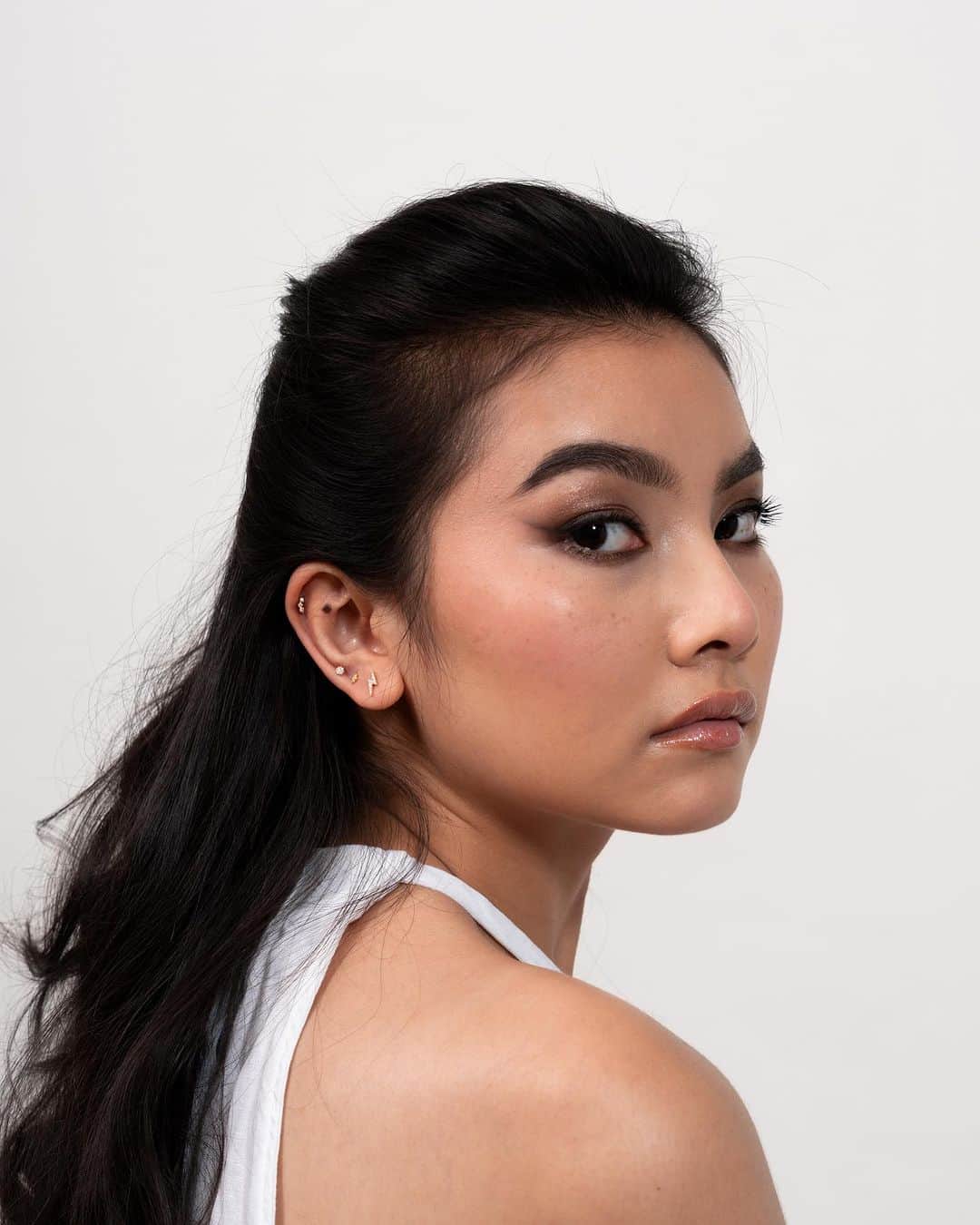 ダウアー&ホールのインスタグラム：「Discover your new ear stack obsession with our labret collection ⚡️」