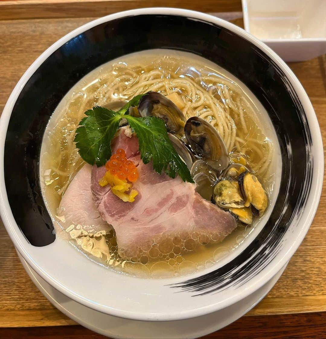 宮地謙典さんのインスタグラム写真 - (宮地謙典Instagram)「#月イチ拉麺通信  40代に入った頃から 炭水化物を摂取するととんでもない睡魔に襲われるように👿  その後の作業に悪影響を及ぼすため、 ラーメン、マックを月1しか食べないというマイルールを課しています。  9月上旬に 早速ラーメン食べてしまいました。  八幡山にある #しろくろ  食べログ3.9越えの人気店  そこの浅利塩ラーメンをいただきました。  濃厚な出汁に 職人こだわりの麺が絡む絡む🍜  申し分なし！  10月のラーメンが楽しみになってきた🍜 また10月のラーメンもこちらでご報告致します。  #ラーメン  #グルメ好きな人と繋がりたい」9月12日 17時23分 - miyajinibugo