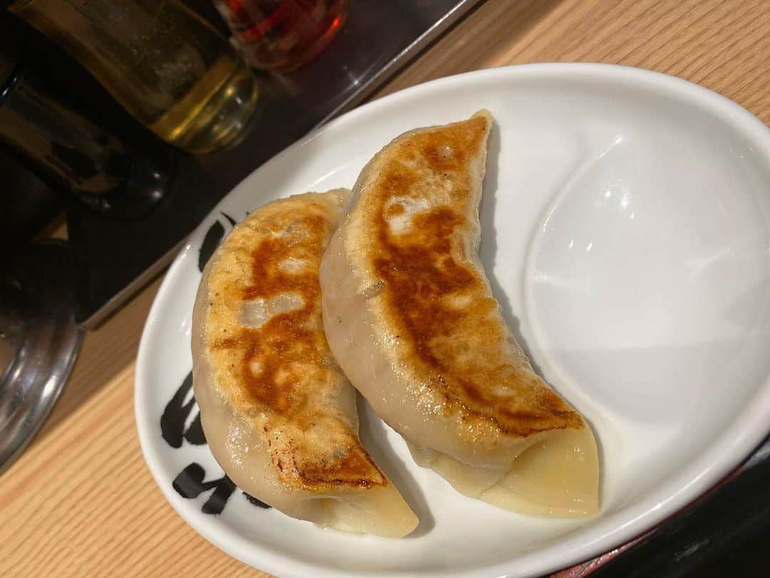 湯浅美和子さんのインスタグラム写真 - (湯浅美和子Instagram)「のっぴきならない用があり、千葉県の旭駅に！  ランチのタイミングを逃してしまったので、帰りに千葉駅でぼっち飯🍜  つけ麺が有名みたいだけどラーメンにしちゃった。 私にとっては食事ではなくおやつのような感じでした。 お野菜、もっと入っていて欲しかった✨✨  #千葉 #千葉グルメ #ラーメン #旭市は良い街でした #まだまだおうちに着かないけれど #つけ麺よりもラーメン #ラーメンよりもイケメン」9月12日 17時24分 - miwako_yuasa