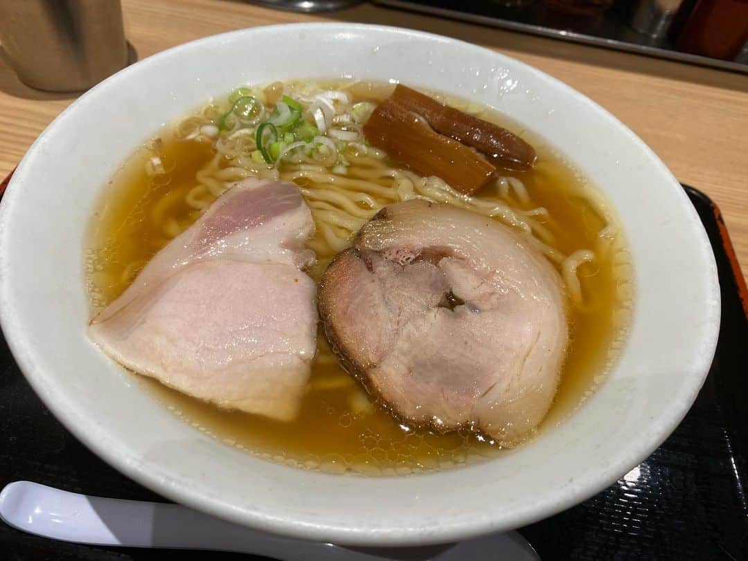 湯浅美和子さんのインスタグラム写真 - (湯浅美和子Instagram)「のっぴきならない用があり、千葉県の旭駅に！  ランチのタイミングを逃してしまったので、帰りに千葉駅でぼっち飯🍜  つけ麺が有名みたいだけどラーメンにしちゃった。 私にとっては食事ではなくおやつのような感じでした。 お野菜、もっと入っていて欲しかった✨✨  #千葉 #千葉グルメ #ラーメン #旭市は良い街でした #まだまだおうちに着かないけれど #つけ麺よりもラーメン #ラーメンよりもイケメン」9月12日 17時24分 - miwako_yuasa