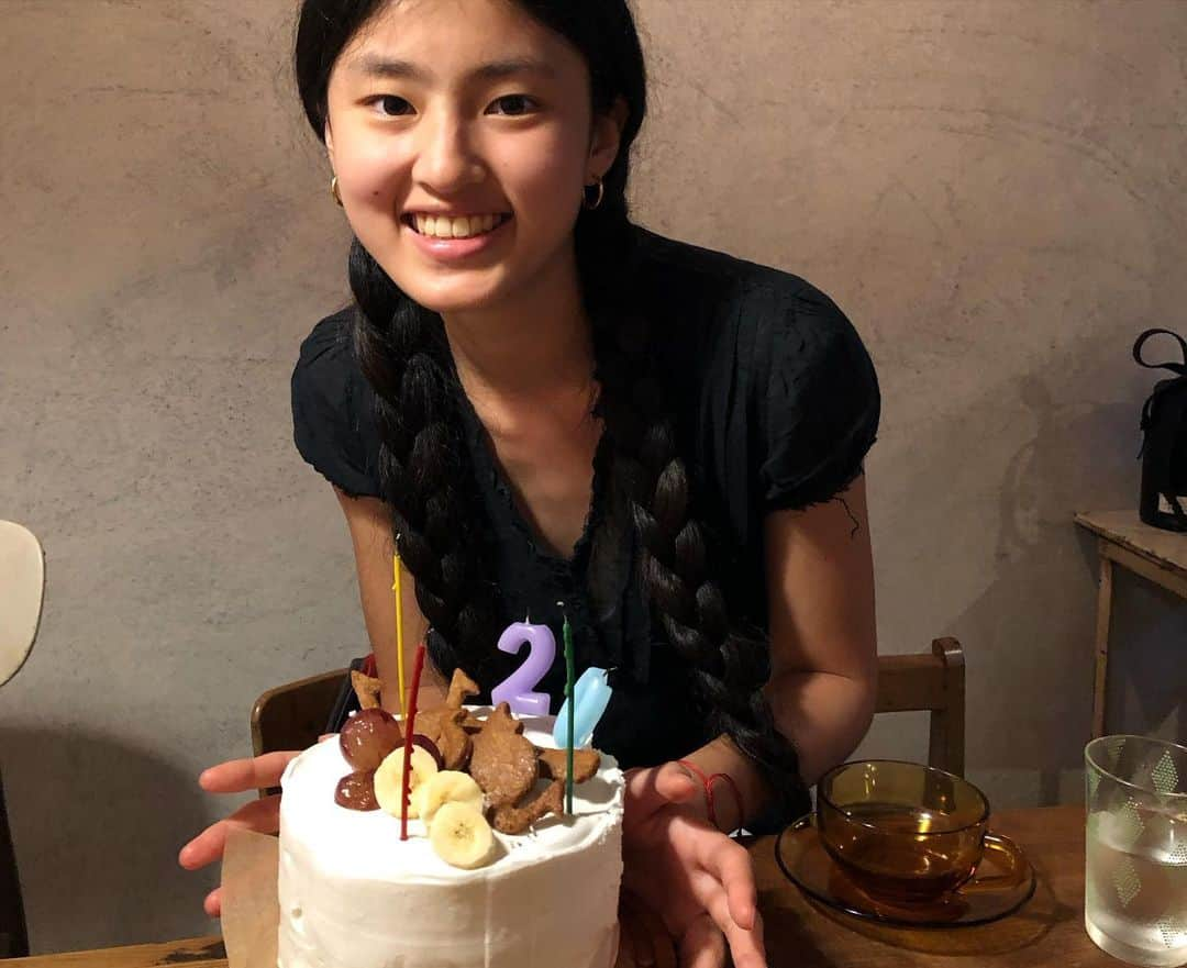 日登美さんのインスタグラム写真 - (日登美Instagram)「Birthday dinner ✨in Japan  @mamenomonya   この夏休み、日本にいる間に 次女は二十歳の誕生日を迎え ました。  ドイツでアビトゥア試験を終え いよいよ学校生活も終えた娘は それからしばらく日本を旅する 予定でした。  さて、どんな食事にしようかと 考えて決めたのは、 ちょうど先ごろくらすこと @kurasukoto のゆみさん @fujiyuming さんにご紹介 いただき、一緒に ランチをした「まめのもんや」さん @mamenomonya へ。  旅の間って外食やご馳走が 続くもの。それも楽しいのだけど、 お家のご飯みたいに体の芯から ほっとできるご飯ってなかなか 食べられないもので。  こちらでは 地元の有機野菜や伝統調味料、 旬のお野菜を丁寧に調理してくださる上、美味しい玄米が 食べられる。 失礼をかえりみずにいうならば 我が家のご飯のような 手から作った温もりが 伝わる家庭の味が食べられる。 これからしばらく日本を放浪する 娘の健康を守ってくれるような ご飯。 私ならこんな食事で送りだしたい。  二十歳の門出。 旅の門出。  貴女を守り導くものはきっと 自然から、人の手から。 温かい何かを受け取って いけるように。 元気な体と心を支える食事を 忘れないように。  小さな子供も美味しい美味しいと バクバク食べたきんぴらごぼう。 鉄火味噌の玄米おむすび。 あぁ、昔はみんなこんな味の 味噌を村全体で作ってたんだよなぁと、父が呟いた古くから地元で 作られた味噌で作ったお味噌汁。 しのぶさん。ご馳走様でした🙏  特別に作っていただいた バースデーケーキ🍰 みんなで歌ったいつもの バースデーソング。  しみじみ美味しく温かい 誕生日の一日を ありがとうございました✨  ちなみにお店の愛犬 カマンちゃん。 最高に癒されます🐶❤️」9月12日 17時16分 - hitomihigashi_b