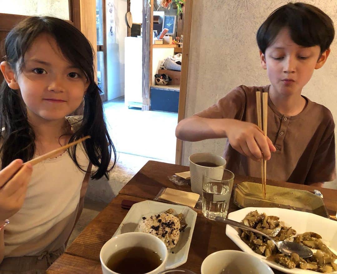 日登美さんのインスタグラム写真 - (日登美Instagram)「Birthday dinner ✨in Japan  @mamenomonya   この夏休み、日本にいる間に 次女は二十歳の誕生日を迎え ました。  ドイツでアビトゥア試験を終え いよいよ学校生活も終えた娘は それからしばらく日本を旅する 予定でした。  さて、どんな食事にしようかと 考えて決めたのは、 ちょうど先ごろくらすこと @kurasukoto のゆみさん @fujiyuming さんにご紹介 いただき、一緒に ランチをした「まめのもんや」さん @mamenomonya へ。  旅の間って外食やご馳走が 続くもの。それも楽しいのだけど、 お家のご飯みたいに体の芯から ほっとできるご飯ってなかなか 食べられないもので。  こちらでは 地元の有機野菜や伝統調味料、 旬のお野菜を丁寧に調理してくださる上、美味しい玄米が 食べられる。 失礼をかえりみずにいうならば 我が家のご飯のような 手から作った温もりが 伝わる家庭の味が食べられる。 これからしばらく日本を放浪する 娘の健康を守ってくれるような ご飯。 私ならこんな食事で送りだしたい。  二十歳の門出。 旅の門出。  貴女を守り導くものはきっと 自然から、人の手から。 温かい何かを受け取って いけるように。 元気な体と心を支える食事を 忘れないように。  小さな子供も美味しい美味しいと バクバク食べたきんぴらごぼう。 鉄火味噌の玄米おむすび。 あぁ、昔はみんなこんな味の 味噌を村全体で作ってたんだよなぁと、父が呟いた古くから地元で 作られた味噌で作ったお味噌汁。 しのぶさん。ご馳走様でした🙏  特別に作っていただいた バースデーケーキ🍰 みんなで歌ったいつもの バースデーソング。  しみじみ美味しく温かい 誕生日の一日を ありがとうございました✨  ちなみにお店の愛犬 カマンちゃん。 最高に癒されます🐶❤️」9月12日 17時16分 - hitomihigashi_b