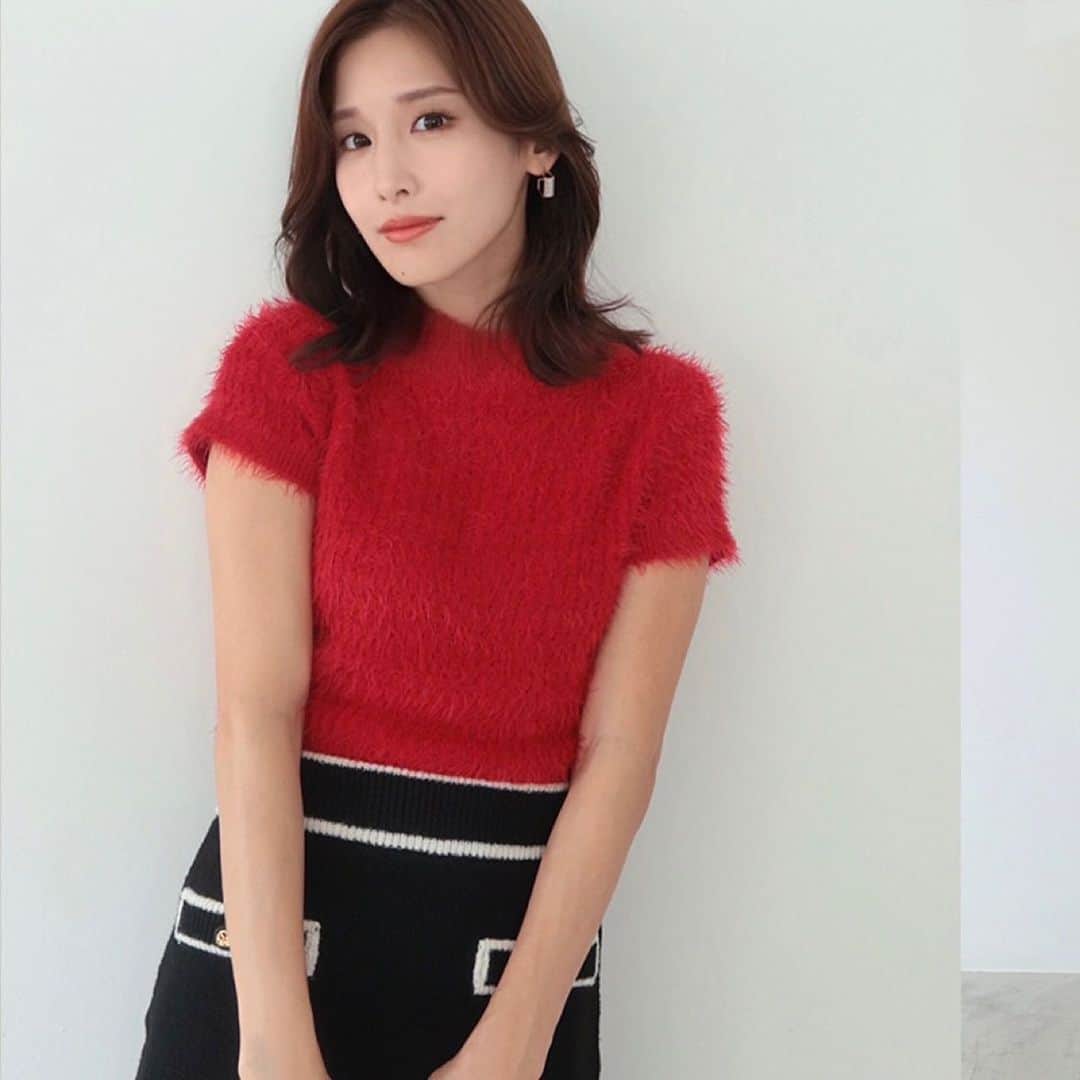 デュラスアンビエントのインスタグラム：「#シャギーショートスリーブニット <White, Ivory, Red, Gray, Black> 【9/13(WED)20:00-】  思わず触りたくなる、愛らしいシャギーニット。  フィット感のある着心地で、毛足の長いシャギーがふんわりとボディラインを包みます。  実りの鮮やかさが冴えるレッドを差し色に迎えた、大人可愛い５色展開。  ＿＿＿＿＿＿＿＿＿＿＿ ✔︎ @ambient_styling #AMBIENT #ambient_official #ambientstyle #アンビエント #23aw #シャギーニット」