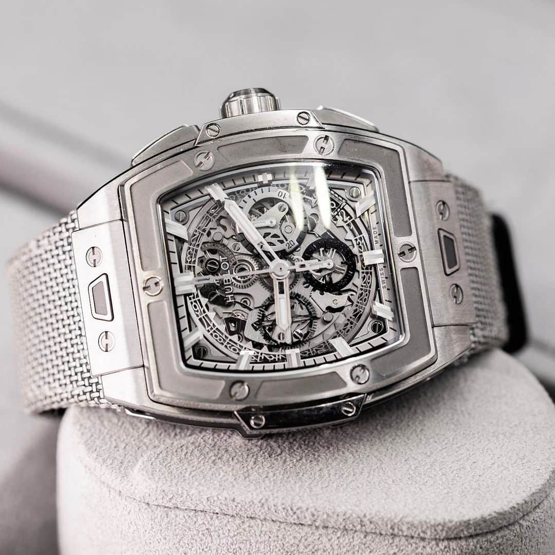 Daily Watchさんのインスタグラム写真 - (Daily WatchInstagram)「The @hublot Spirit of Big Bang Essential Grey is the latest limited version of the model. Made of 100% titanium including not only the case but also bezel, screws, crown, push-pieces, case-back and folding clasp. Only 100 pieces are available, online only #hublot #spiritofbigbang」9月12日 17時33分 - dailywatch