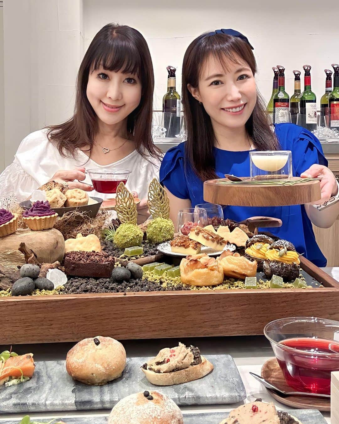 イトウジュン（タイ料理研究家）さんのインスタグラム写真 - (イトウジュン（タイ料理研究家）Instagram)「門前仲町駅徒歩1分【Cerdiチェルディ】 @__cerdi__  の秋のアフタヌーンティー🫖🍂 お庭のイメージで構成されてるようで、なんと石畳、土も石も食べられる❣️ ボリュームもすごい👍  ★洋梨🍐と新生姜のスムージー 後味キリッとした生姜がきいてます ★無花果のチーズケーキ ★クランベリーのスコーン ★カカオまみれのテリーヌショコラ 濃厚〜✨😘 ★紅玉りんごのキャラメルアップルパイ ★苔玉　栗のムース ふわふわで見た目萌えます ★ざくろのジュレとパンナコッタ ざくろの酸味とパンナコッタが絶妙 ★きなこのバターサンドクッキー パンプキン🎃とコウモリ🦇の形 ★カボチャとココアのシュー カルダモンなどスパイスの効いたアメリカ🇺🇸のパンプキンパイの味 ★栗のマドレーヌ ★紫芋のタルト 〜セイボリー〜 ★デュクセルとリエットのクロスティーニ ★フランス🇫🇷産ブリーチーズと黒胡椒のプチプール ★サーモンのミキュイ ★厳選卵のプチキッシュ  15品➕飾付4種　厳選紅茶・コーヒー・ソフトドリンク飲み放題　5500円 この豪華なアフタヌーンティー🫖また行きたいなー 【Cerdiチェルディ】門前仲町 江東区門前仲町2-3-13 平日11〜17時限定 03 6240 3331  岩谷 貴美さん、 @takamiiwaya  お誘いありがとうございました😊  PR #ヌン活 #ヌン活東京  #アフタヌーンティー #東京アフタヌーンティー #ヌン活レポ  #秋の味覚 #季節限定 #門前仲町グルメ  #門前仲町カフェ  #門前仲町イタリアン #平日限定 #平日限定ランチ  #インスタ映えスイーツ  #パンプキンパイ  #紅玉りんごのアップルパイ  #大食い女子  #門前仲町アフタヌーンティー #クオリティ高い #スイーツスタグラム  #東京食べ歩き #cerdi  #cerdi門前仲町 #afternoontea #tokyogourmet  #afternoonteatokyo  #monzennakacho #ハロウィンスイーツ  #ハロウィンアフタヌーンティー」9月12日 17時32分 - junito.13