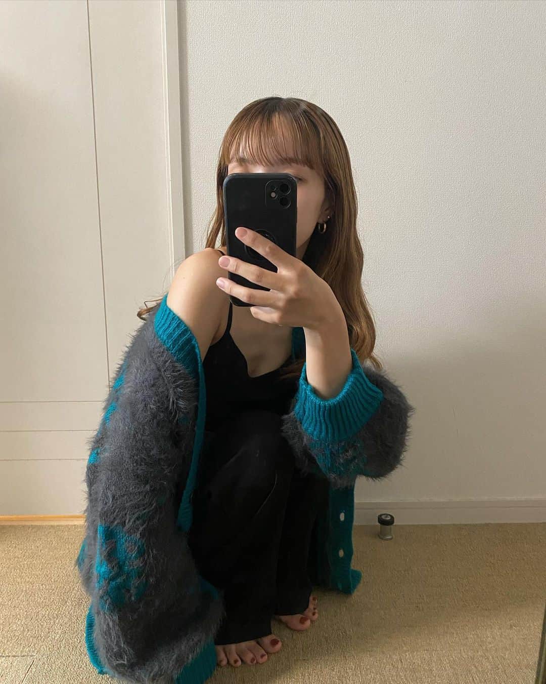 のインスタグラム：「・  EVRIS(エヴリス)のリバーシブルニットカーディガン可愛い🧶  オーバーサイズでゆったり着れて 着心地良くい🫶  ZOZOで購入できるよ！  @evris_official @evris_snap_official #PR #EVRIS #カーディガン #秋コーデ #秋服 #秋ファッション #ママコーデ #ママファッション、https://zozo.jp/shop/evris/goods/75180034/?did=123157749」
