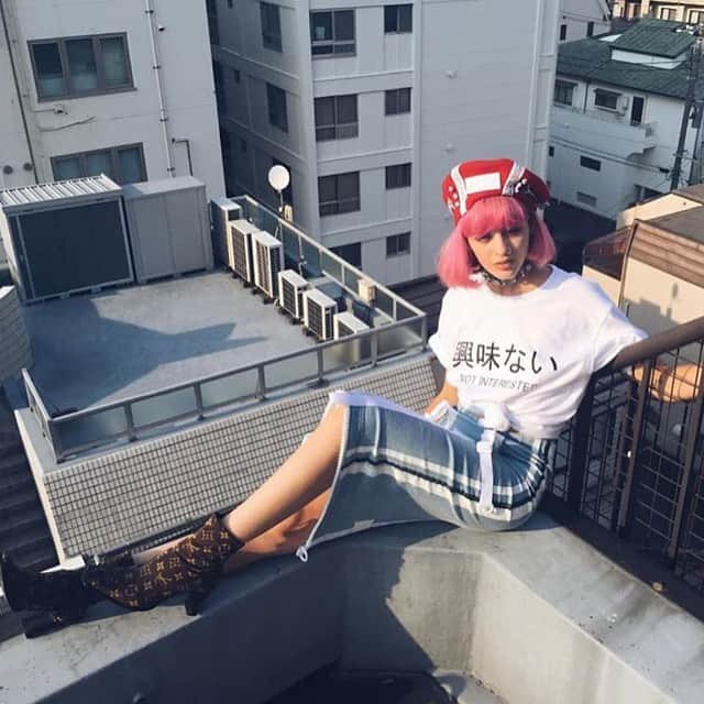 Anji SALZのインスタグラム：「Throwback to @sitabellan wearing my “kyoumi nai” shirt in Tokyo 🥵 I don’t even know how many years ago this was. Who has been following me since then? 😂  I still sell the shirts and beanies through my Etsy shop. Hit me up if you have a need.   For the new generation we got the rompers and tees on the website 😌  💫Link in bio / stories💫  PS: These have actually been copied by several people but the OG is mine 😂  何百年前に @sitabellan は私のTシャツデザインを着てたことあるw 懐かしい😂その時からフォローしていた人はまだいる？  まだ刺繍入りビーニー帽や新作子供用シャツなど販売してます。興味あれば🤪DMください。またはホームページをチェック💕  #notinterested #sitaabellan #harajuku #harajukufashion #tokyofashion #throwbacktuesday #ootd #printshirt #kanji #japanesestyle #興味ない #原宿 #原宿ファッション #プリントシャツ #東京ファッション #ニット帽 #ビーニー帽」