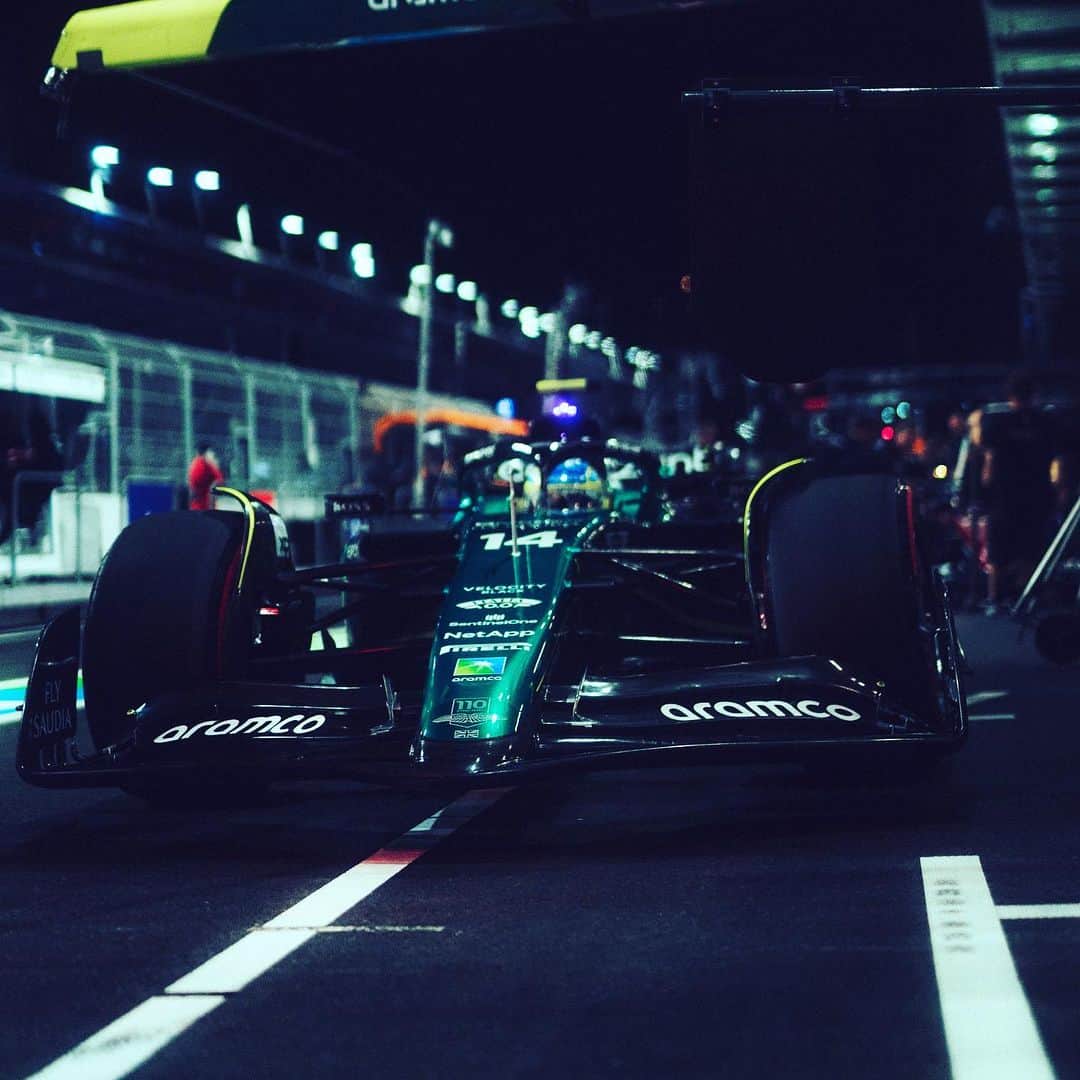 フェルナンド・アロンソのインスタグラム：「🌃🎡🎩 @astonmartinf1 #f1」