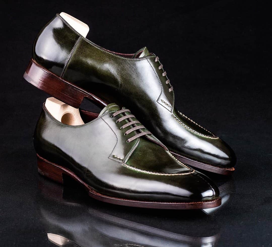 サンクリスピンのインスタグラム：「Form meets function, corporate meets casual and classic meets contemporary. All these worlds collide in our iconic split-toe derby model 633 - creating a shoe that is unrivalled in its versatility. Pair with a tailored suit as you combat the concrete jungle, or with jeans and a sport coat as you enjoy an evening on the town, the choice is yours. How will you will the model 633? ⠀⠀⠀⠀⠀⠀⠀⠀⠀ #shoes #handmadeshoes #madetoorder #mtoshoes #bespokeshoes #handwelted #shoeporn #madebyhand #shoestagram #agentlemanschoice #onlyforgentlemen」