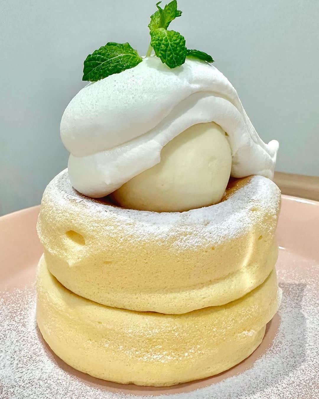 のインスタグラム：「📍「n.cafe」 ･････････････････････････････････････････  岩塚にあるオシャレなカフェ「n.cafe」さんをご紹介します✨ こちらのお店では、モーニングからスイーツタイムまで、さまざまなメニューが楽しめるんです🍴  中でも注目したいのが、お店オリジナルのパンケーキ🥞💕 ふわふわのスフレパンケーキの上には丸っこいフォルムのアイスクリームが✨ さらに、クリームがたっぷりと盛られていてボリュームも満点です💯  アイスクリームとスフレパンケーキを一緒に食べると、よりデザート感のある味わいが楽しめそう🍨💫 2段重ねで見た目も可愛らしく、インスタ映えもバッチリ📸  ランチタイムはカレーやオムライスなども楽しめるそう🥄 みなさんも「n.cafe」さんで、癒しのスイーツタイムを過ごしてみてください🌿  ┈┈┈┈┈┈┈┈┈┈┈┈┈┈┈┈┈┈┈  🍤名古屋のローカルグルメメディア【ナゴレコ】🍤  名古屋人がレコメンドする本当に美味しい名古屋めし🥢 これさえフォローしておけば、街の流行りがきっとわかる◎ 100名以上の編集部で作り上げる、名古屋エリア最大規模のグルメメディアです📝  他の投稿はこちらから👉 @nagoya_food  ┈┈┈┈┈┈┈┈┈┈┈┈┈┈┈┈┈┈┈  素敵な投稿にタグ付けしていただきありがとうございます✨  #ナゴレコ で、あなたの投稿をリポスト！ webサイト「ナゴレコ」もチェックしてね👀 ･････････････････････････････････････････  ☞ photo by （ @ribbon_cloth12 ）さん  🥞 ゆいりんパンケーキ部 → @ribbon_cloth12 🎀  𓈒𓏸𑁍𓏸𓈒𓂃𓂃𓂃𓂃𓂃𓂃𓈒𓏸𑁍𓏸𓈒  『n.オリジナルパンケーキ』  【スポット情報】 🍽️n.cafe 📍名古屋市中村区二瀬町93 🚃地下鉄岩塚駅から徒歩約7分 🅿️駐車場有 🕰️平日 9~17、土日祝 8:30~17(L.016:30) 🗓️水曜定休 不定休あり ⚠️スフレパンケーキ は14:00〜16:30で注文可 📞070-8587-7373  𓈒𓏸𑁍𓏸𓈒𓂃𓂃𓂃𓂃𓂃𓂃𓈒𓏸𑁍𓏸𓈒  大好きな名古屋のパンケーキ🤍 お馴染みエヌカフェさんに伺いました🏰⚐⚑  こちらが激推しのパンケーキ🥰 生地作りから盛り付けまで、丁寧にこなしているからこそ 完成するんだろうなと思える食べると感動する 超超超おすすめのスイーツです👑✨  運ばれてくる時、もうふわふわぷるぷる揺れてるから 緊張しちゃう🫨笑 久々のご対面に高まりました🎀  スフレ生地は、安定のふわふわわん食感☁️🫧 優しい味わいのしっかり焼き食べやすいビッグラブ🫶🏻🩷  トッピングは、 バニラアイス・北海道産生クリーム・メープルシロップ🍯 パンケーキとの相性良いし、素材自体が美味しいので もう本当に幸せとろけます- ̗̀( ˶'ᵕ'˶) ̖́-  まだ行ってない方は、ぜひ行ってみてください♡♡」