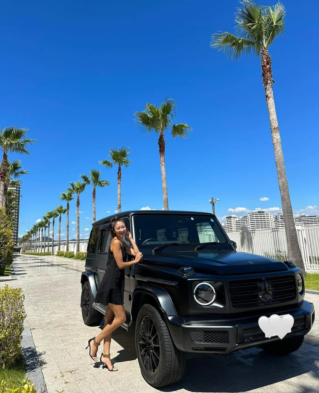 七菜香のインスタグラム：「G class🚘🖤  旦那さんの愛車を運転するのも慣れてきた🥰  男の人って車をころころかえて楽しむけど、 いちいち愛着がわく私は手放す時毎回寂しくなる.😂 この前も娘と2人で泣きました.ww 感情豊かで涙脆いのがそっくりで可愛い👧🏻😂💕  #gclass #mercedeslovers #mercedesbenz #mercedesgclass #g400d  #愛車 #限定車 #女の子ママ」