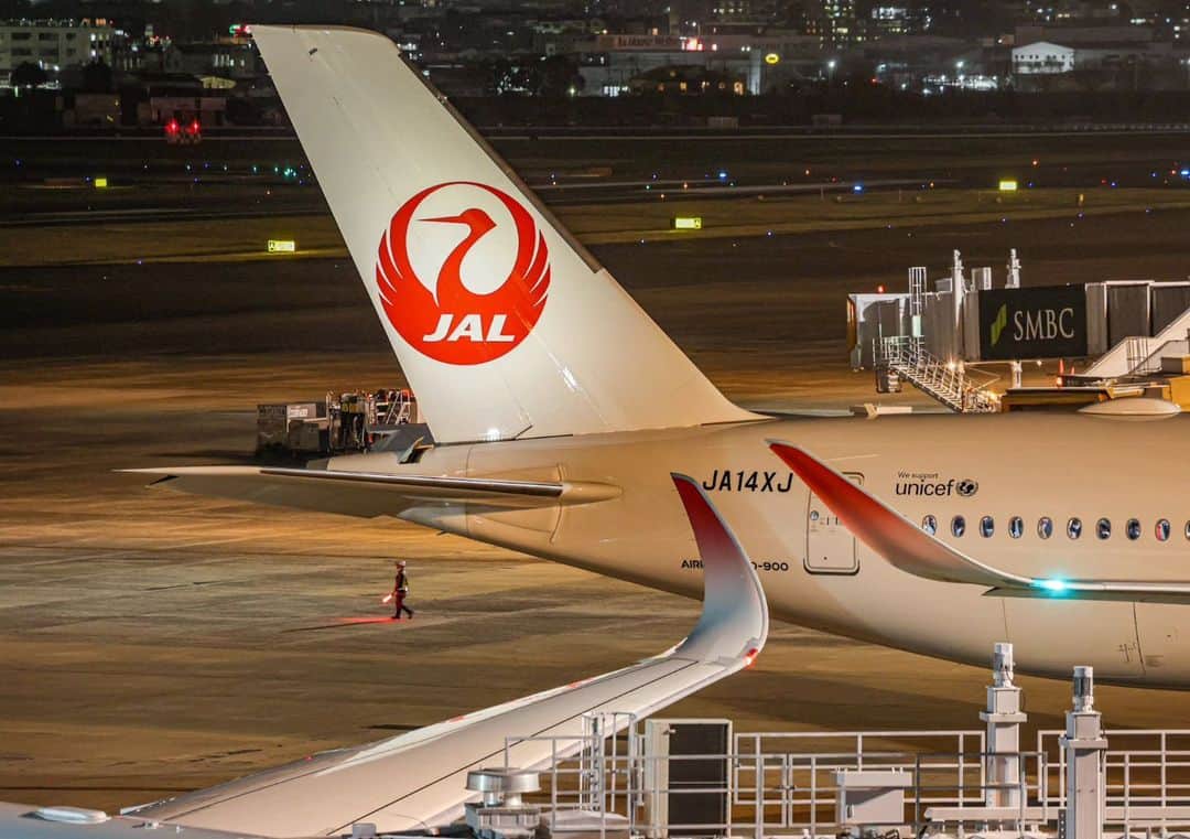 JALさんのインスタグラム写真 - (JALInstagram)「. 夜の伊丹空港から📸 駐機中のエアバス #A350 ✈︎︎ #SeptemberMyWay . . Photo by @my__fhoto__mm Post your memories with #FlyJAL  #JapanAirlines #JAL #airplane #✈︎︎ #伊丹空港 #飛行機 #ウィングレット #飛行機写真 #飛行機撮影 #飛行機のある風景 #飛行機のある空 #飛行機好き #夜景好き #夜の空港 #空港 #鶴丸 #旅行 #日本航空」9月12日 17時30分 - japanairlines_jal