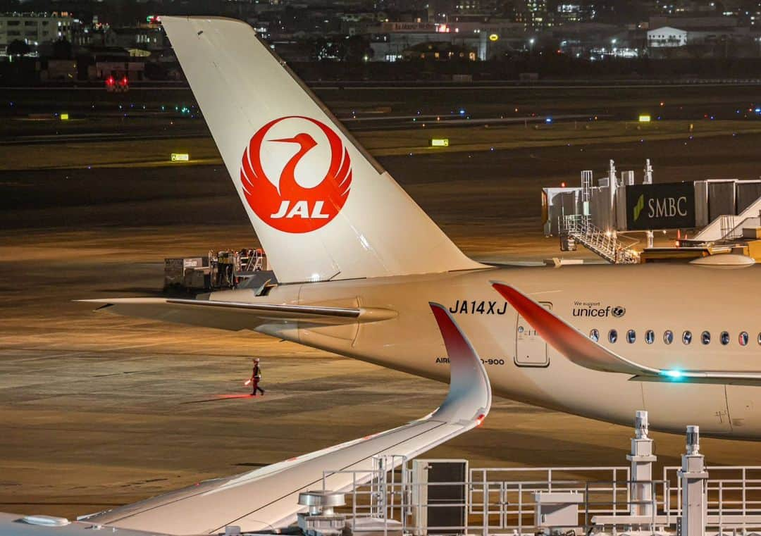 JALのインスタグラム：「. 夜の伊丹空港から📸 駐機中のエアバス #A350 ✈︎︎ #SeptemberMyWay . . Photo by @my__fhoto__mm Post your memories with #FlyJAL  #JapanAirlines #JAL #airplane #✈︎︎ #伊丹空港 #飛行機 #ウィングレット #飛行機写真 #飛行機撮影 #飛行機のある風景 #飛行機のある空 #飛行機好き #夜景好き #夜の空港 #空港 #鶴丸 #旅行 #日本航空」