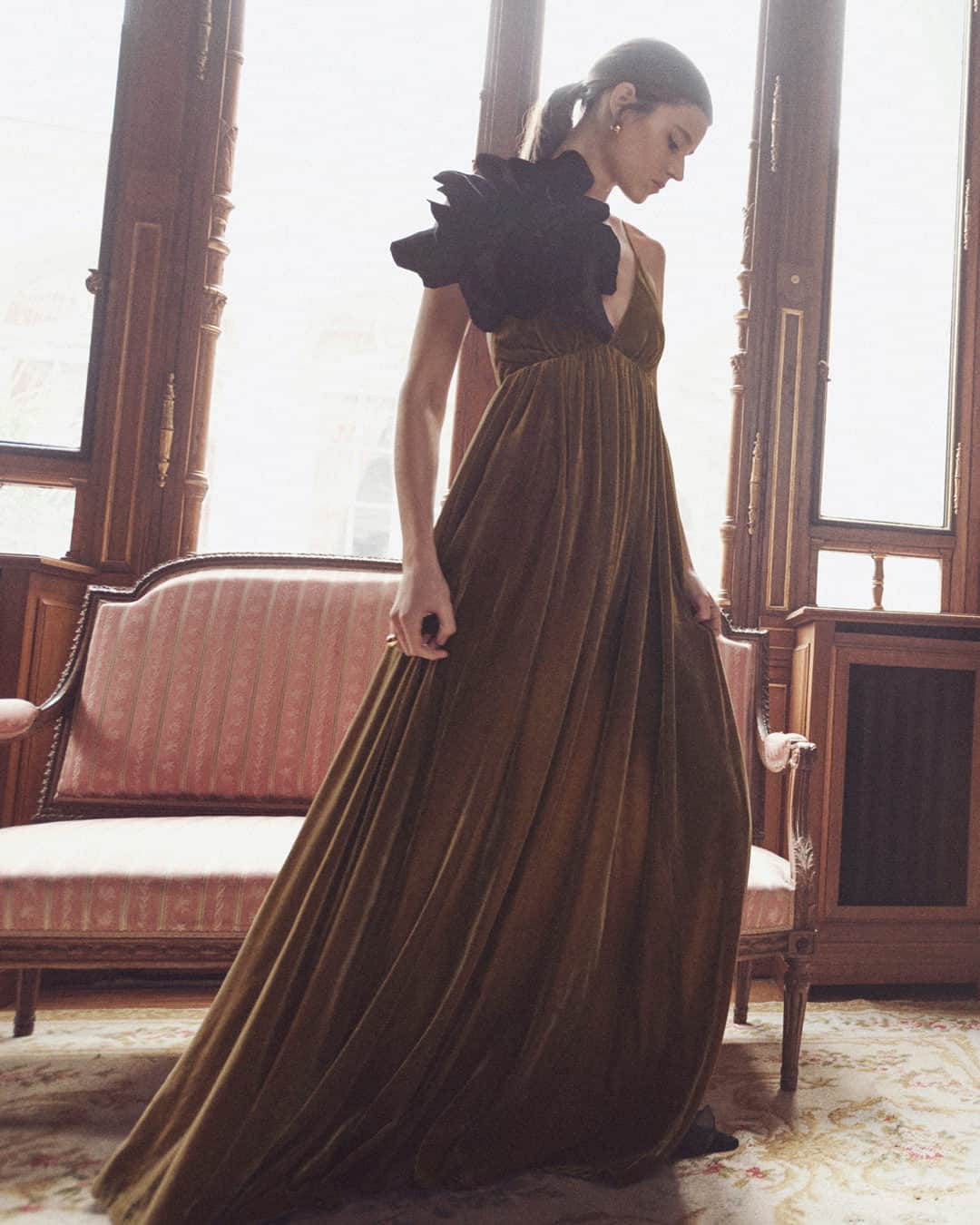 のインスタグラム：「New Arrivals: The latest story of Fall 23 has now landed, including the Sensory Velvet Dress styled with the Velvet Flower Brooch, coming soon. Discover and shop Fall 23 Ready-to-Wear in stores and online. #Luminosity #ZimFall23 #zimmermann」