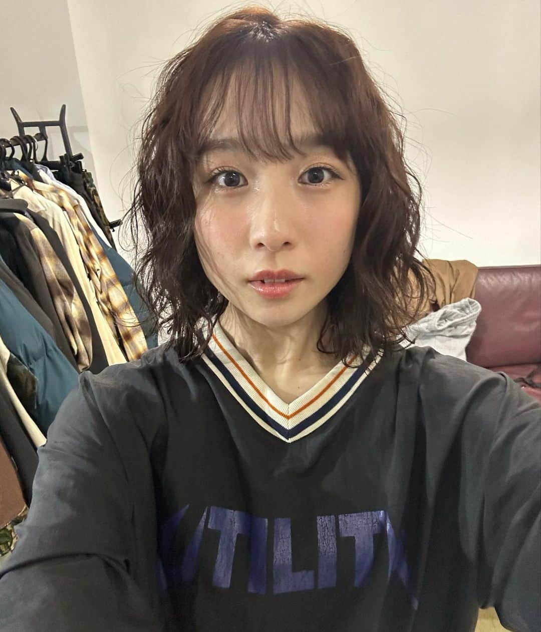 のインスタグラム：「真顔？で自撮りしてたら「笑顔の方がいいよ！」ってココさんが笑わせてくれた。  みんなはどっちの顔が好き？🤔」