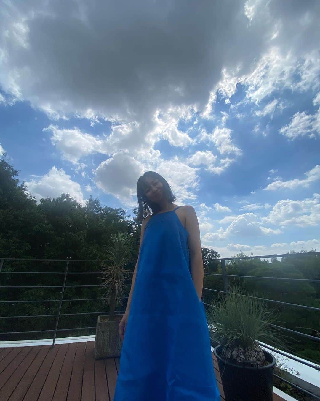 金子渚さんのインスタグラム写真 - (金子渚Instagram)「9月になったけど嬉しい事にまだまだ暑いが続いているし、晴天だし青空が似合う　@tado____ の鮮やかなブルーのワンピース  生地はオーガニックコットンや、オーガンジーコットンを使用し、ハンドブロックプリントや草・木・花を使用した手作業による技術を使用していて🧵🪡 男性社会のインドにおいて、女性が自立して生活資金を稼ぐためのプロジェクトSaheli Woman  (NGO団体)と連携し、デザイナー自ら現地に滞在し、インドの女性を支援しているというブランド  サラッと軽い着心地も最高で旅先で着たらとても素敵だろなと妄想が膨らんでおります💭✨」9月12日 17時37分 - nagisakaneko