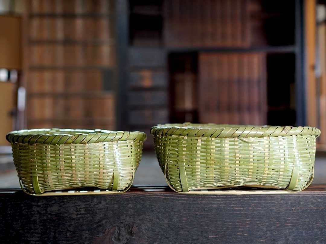 竹虎さんのインスタグラム写真 - (竹虎Instagram)「日本の台所で昔から使われてきた、素朴でぬくもりのある青竹細工。この茶碗籠など、典型的な暮らしの竹、ただし時代と共にサイズは家族の人数に合わせて段々と小さくなってきました。 . #竹虎 #虎斑竹専門店竹虎 #山岸竹材店 #竹虎四代目 #TAKETORA #竹製品 #竹細工 #竹工芸 #竹 #キッチン雑貨 #暮らし #basket #japan #青竹 #bamboo #bamboocraft #interior #籠 #かご #真竹 #ざる #竹ざる #茶碗籠 #バスケット #椀籠 #手提げ籠 #竹のある暮らし #水切り籠 #昔ながらの素朴な竹籠」9月12日 17時39分 - taketora1894