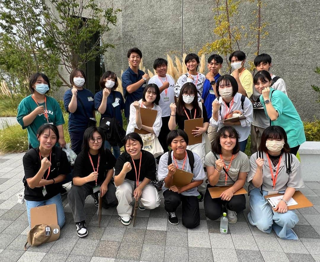 大阪ECO動物海洋専門学校のインスタグラム：「. 🪷🩵入学前授業🐠🫧  今年度も入学前授業がスタートしました！ 施設見学では、卒業生が活躍する動物園や水族館を見学させていただきます✨☺️ 今回はatoa見学ツアーの様子を届けします〜☁️🎶💞  引率をしてくれた先輩やグループのメンバーとおしゃべりしながら、仲良くわいわい楽しく見学する姿が印象的でした😌🌼  高校生の皆さんには、ワークシートにも取り組んでいただきましたが、本当によく観察していて、学ぼうとする姿勢が伝わりましたよ✊🏻✨🍀  ドリサポのみんなも、高校生たちが楽しく見学できるようにグループの雰囲気を盛り上げてくれてありがとう😽💚🌸 抜群のコミュニケーション力で、あっという間に仲良くなっていましたね〜👀🧡🎶  今回できた、先輩や高校生同士の繋がりを大切に過ごしてください🫶🏻🌈✨  入学前授業はまだまだ続きます！ 来年の春、また皆さんと元気にお会いできる日を楽しみにしています😉🎀💐  #入学前授業 #atoa #大阪eco動物海洋専門学校#大阪eco  #動物専門学校  #動物飼育 #動物園 #水族館 #飼育員 #ドルフィントレーナー #アクアリスト #動物看護師 #トリマー #ドッグトレーナー#動物好きと繋がりたい#犬好きと繋がりたい #動物園・水族館&テクノロジー専攻 #eco自然環境クリエーター専攻 #ペットマネジメント&ホスピタリティ専攻 #動物園・動物飼育専攻 #水族館アクアリスト専攻 #ドルフィントレーナー専攻専攻 #動物看護師専攻 #ペットトリマー&エステティシャン専攻 #ドッグトレーナー専攻」