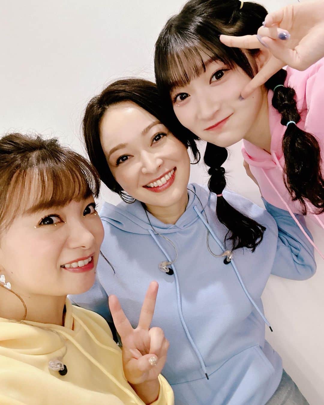 のインスタグラム：「プッチモニ『ちょこっとLOVE』 歌わせていただきました💕  さやか&かりんちゃんと この3人で歌えて嬉しかったな🎶  レアな組み合わせ😊 ちばーず🌈  ステージ上で さやかの声が隣から聞こえるだけで 安心するのはなんでなんだろな🍀✨  かりんちゃん 『緊張する〜！』って言いながら リハでも一生懸命練習してくれて… 誰よりも振りが完璧でした🥰  かりんちゃんと並んで ミニスカートを履くのは はばかられましたが😂  スタッフさん達が 『プッチモニはミニじゃないと！』 とのことで…  頑張って ミニスカート履きました😂😂笑  会場の皆様の 曲がかかった瞬間の 観声がもう〜すごくて！ ウルッとしちゃったなぁ😭💕  まだまだ余韻の中で…  みんなのおかげで 幸せです❤️❤️❤️  ありがとう🙏✨  #市井紗耶香 #宮本佳林  #保田圭」