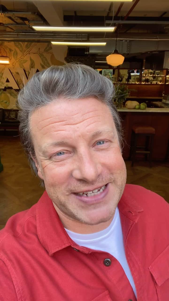 ジェイミー・オリヴァーのインスタグラム：「@jamieoliver is excited to be joining @fooderati (Melissa Leong) at the Opera House this November.   🎫 Only a handful of tickets left! Book now via the link in our bio.」