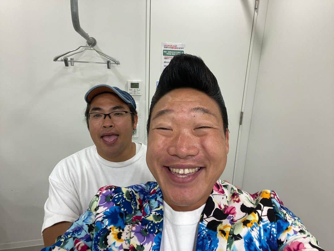 みやぞんのインスタグラム：「楽屋に中岡さん来てくれたよ🤣👍  優しくいつも気遣ってくれる尊敬する先輩です！」