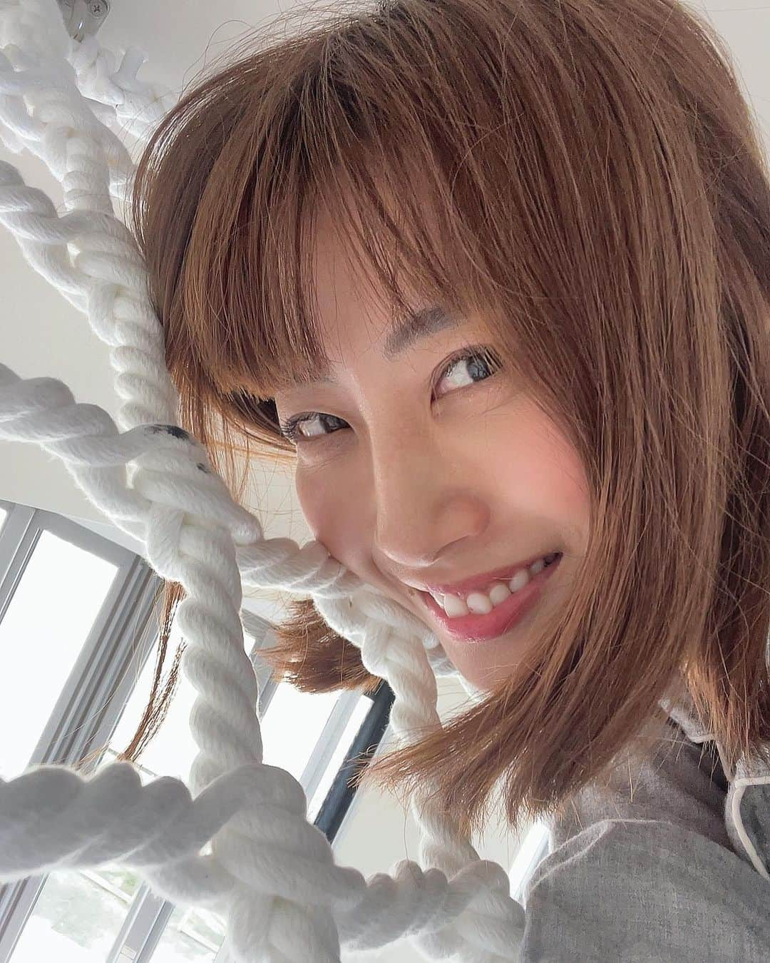 古川真奈美さんのインスタグラム写真 - (古川真奈美Instagram)「. . 山口県秋穂にある 今年できたばかりのコテージHAVに @hav.hygge.setouchi にお母さんと宿泊してきました🥰 ⁡ めちゃくちゃ可愛いコテージで 目の前がプライベートビーチになってんの🏖️ テントサウナもあって汗びっしょりかいて… 夜はBBQした🍖 ご当地の豪華すぎるBBQでどれもほんっとに美味しかった😋 ⁡ 海も透き通ってて綺麗だったし、 夜はめちゃくちゃ星が綺麗で感動🥹🌠 癒しとワクワクと楽しさで最高に満喫してきました😍 ⁡ 知り合いにおすすめされて、初めて山口の秋穂に行ってきたんだけど… ここは流行る！！めちゃ穴場スポットや！！ 福岡でいう糸島みたいな雰囲気で、 オシャレなカフェとかはまだないんだけど… これから糸島みたいなスポットになりそうだなぁ〜🤭🌸 ⁡ 今回色々アテンドしてくれた、 江口さん @yueguchi.93 ありがとうございました🤩 ⁡ もともと関東の方なのに、 秋穂の街を気に入って、移住しにきたんだって😳秋穂愛が凄かった！！！ ⁡私もまた来たいと思える癒しの街だったな〜🫶 ⁡ まだ写真が沢山あるのでアップしていきまーす🙆🏻‍♀️ ⁡  ⁡#山口観光 #山口県 #秋穂 #コテージ #癒しの旅 #テントサウナ #BBQ #instalike #instamood  #ootd #东京 #扎心了 #ow #맞팔 #instapic  #팔로우미 #instaphoto #instagravure #girl #glam #followme #インスタグラビア #グラビア #japanesegirl #selfies #gravure  #lookgoodfeelgood」9月12日 17時44分 - mana_0619