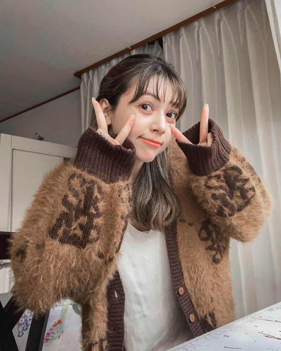 峯りあなのインスタグラム：「EVRIS(エヴリス)のロゴが入ったリバーシブルニットカーディガン🐻  ふわっふわの肌触りでめちゃ気持ちいい☁️ 秋のブラウンコーデ大好きだからたくさん着たいな〜🍁🍂  ZOZOTOWNで発売中だぉん👶🏻  @evris_official  @evris_snap_official   https://zozo.jp/shop/evris/goods/75180034/?did=123157749   #PR #evris」