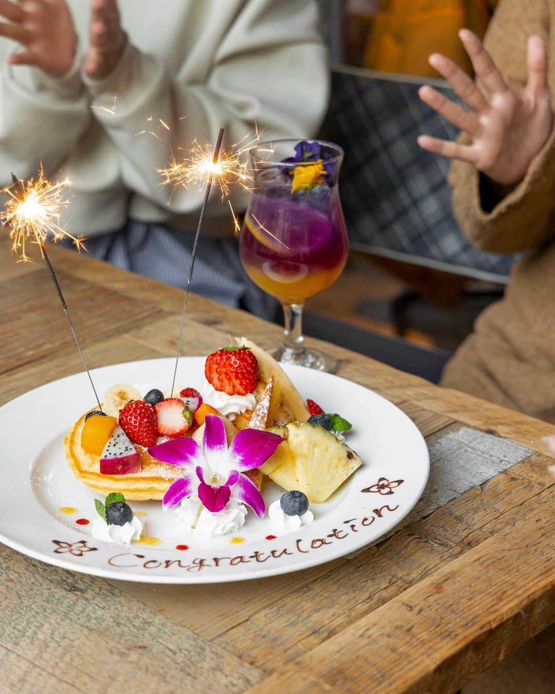 アロハテーブルさんのインスタグラム写真 - (アロハテーブルInstagram)「プレート可愛いと思ったら🥳をコメントしてね🫶🏻 9月18日は敬老の日👴🏻👵🏻 「敬老の日」とは、「多年にわたり社会につくしてきた老人を敬愛し、長寿を祝う」日です。  おじいちゃんやおばあちゃん、お父さんやお母さんなど、お食事に誘ってみるのはいかがですか？  メッセージプレート付きのデザートのご用意も可能です🤙🏻  @alohatable_waikiki  #アロハテーブル #alohatable #ハワイ #hawaii #Aloha #ハワイナンバーワンロコモコ #ハワイ好きな人と繋がりたい #ハワイロス #ハワイ大好き #テラスカフェ #テラス席 #カフェ巡り #敬老の日 #プレート #お祝いプレート  #仙台カフェ #大宮カフェ #代官山カフェ #飯田橋カフェ #大崎カフェ #豊洲カフェ #中目黒カフェ #横浜カフェ #みなとみらいカフェ #湘南カフェ #海老名カフェ #千葉カフェ #金山カフェ #星が丘カフェ #天王寺カフェ」9月12日 21時00分 - alohatable_jp