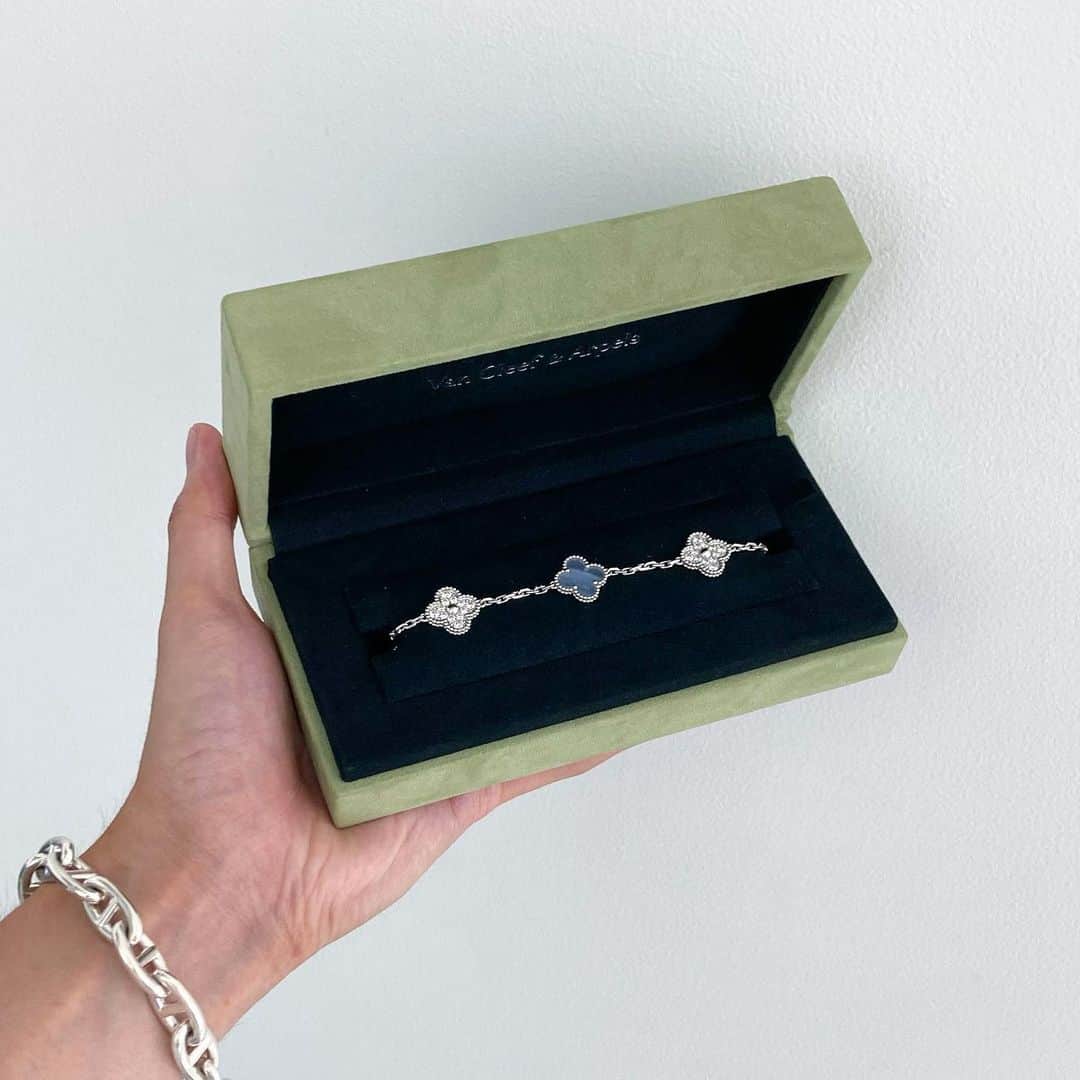 のインスタグラム：「. 《 VANCLEEF & ARPELS 》 ⁡ －－－－－－－－－－ー－－－－－－－－－－－－－－  商品の詳細につきましてはDM、又はお電話にてお問い合わせ下さい。 ⁡ DMやお電話からの郵送販売も可能です。 ⁡ ショッピングローンなど各種お支払い方法もご用意しておりますのでご相談下さい。 ⁡ International shipping is available. Please contact us though DM. ⁡ ⁡ 〈RINKAN SHIBUYA〉 TEL：03-5458-3050 LINE ID：@283swjhf」