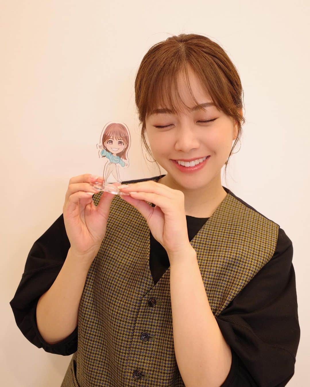のインスタグラム：「🧸  Nキャスお天気班のスタッフさんが作ってくださったアクスタ！  初めて手にしたアクスタが自分モチーフのアクスタに…😳 素敵なデザイン、ありがとうございます。  今週のスタジオにはあの！別班が、、お客様でいらっしゃるとのこと…！！ 楽しみですね☺︎  #情報7daysニュースキャスター #vivant」