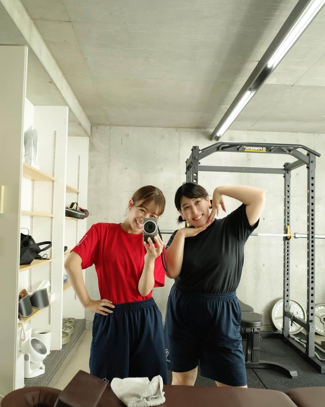 のインスタグラム：「🏋️‍♀️  habitの新店舗、中目黒店のトレーニングに3時のヒロインのゆめっちと行ってきました☺︎  habitにはかれこれ5年ほど毎週のようにお世話になっているのですが、どの店舗もとても快適。 ジムでのトレーニングは初めてというゆめっちと励まし合いながら良い時間でした⭐️  実はゆめっちとは同い年。なかなか同級生の友人が東京に少ない中、貴重な貴重な存在です✌︎✌︎  #バレー部を彷彿させるハイウエストシャツinスタイル #tihabit#gym」