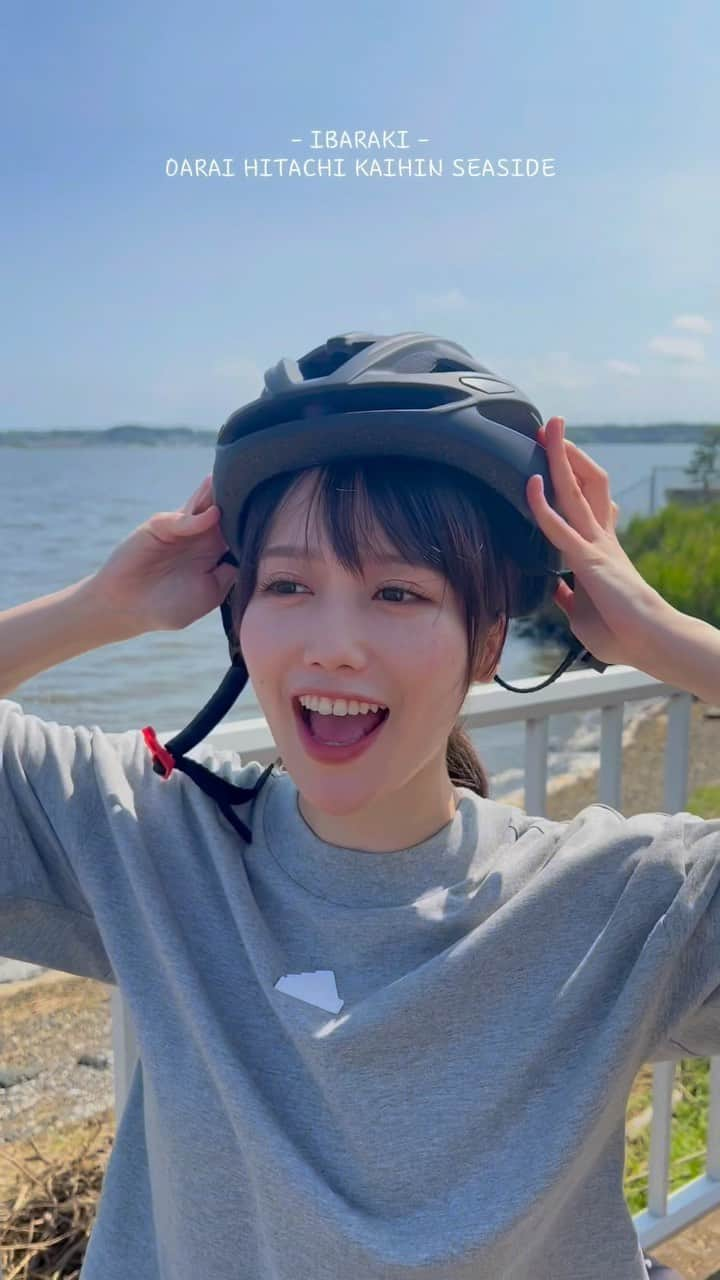 加藤里保菜のインスタグラム：「茨城県 大洗ひたち海浜シーサイドルートで サイクリングしてきました🚲  景色も綺麗で、 涸沼のうなぎも本当に美味しくて 最高だった〜！！！  茨城県って、車がないと大変なイメージが あると思うんだけど、自転車があったら 本当に楽！いろんな観光地をまわれる！  レンタル自転車の場所もたくさんあるから レンタル乗り捨てできるのも便利……っ！！  平野だから、坂道もなく乗りやすい！ 景色も見渡せるし最高だった〜！！ 初心者さんにもおすすめです🔰  #茨城 #茨城県 #ibaraki #いばらき #茨城サイクリング #サイクリング #大洗 #加藤里保菜 #かとうりほな #りほな #りほにゃん」