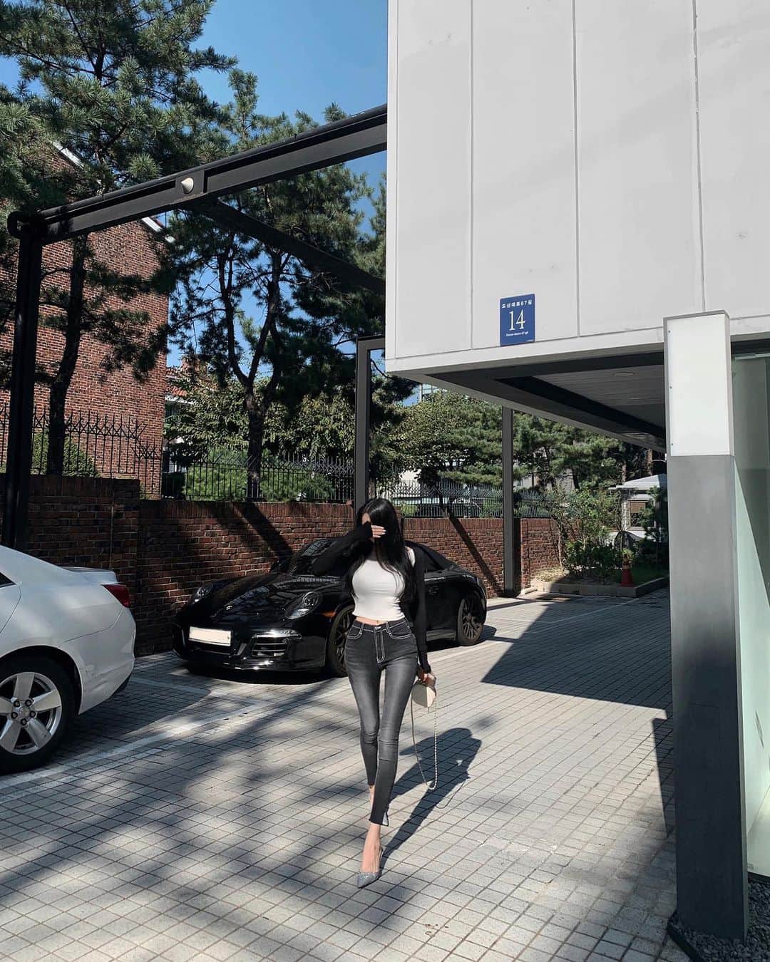 のインスタグラム：「- 오늘 사무실에서 계속 제작 미팅이라 트레이닝복 입고 편하게 왔는데 예쁜옷 입고 퇴근합니댜 .. 😎」