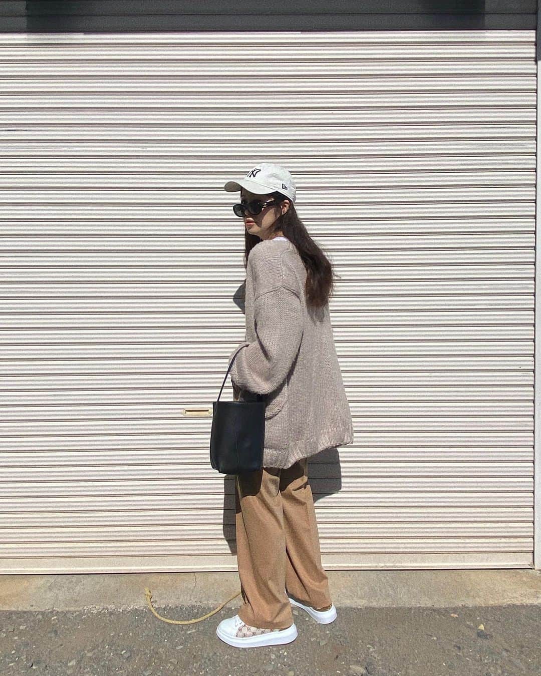 のインスタグラム：「〻𝕔𝕠𝕣𝕕𝕚𝕟𝕒𝕥𝕖〻 秋コーデ🍂  @arnoldpalmer_shoes  のスニーカー👟♡ 高級感あるデザイン✨ 厚底なのにすっごく軽い♪ ブラウンカラーで秋コーデに合わせやすい♡ 大好きなワイドパンツにも合う❤︎  ＊ ＊  #arnoldpalmer#アーノルドパーマー #arniearnoldpalmer #アーニーアーノルドパーマー #スニーカー#スニーカー女子 #ファッション #スニーカーコーデ #ママコーデ#アラフォーコーデ #大人カジュアル #大人コーデ#秋コーデ」
