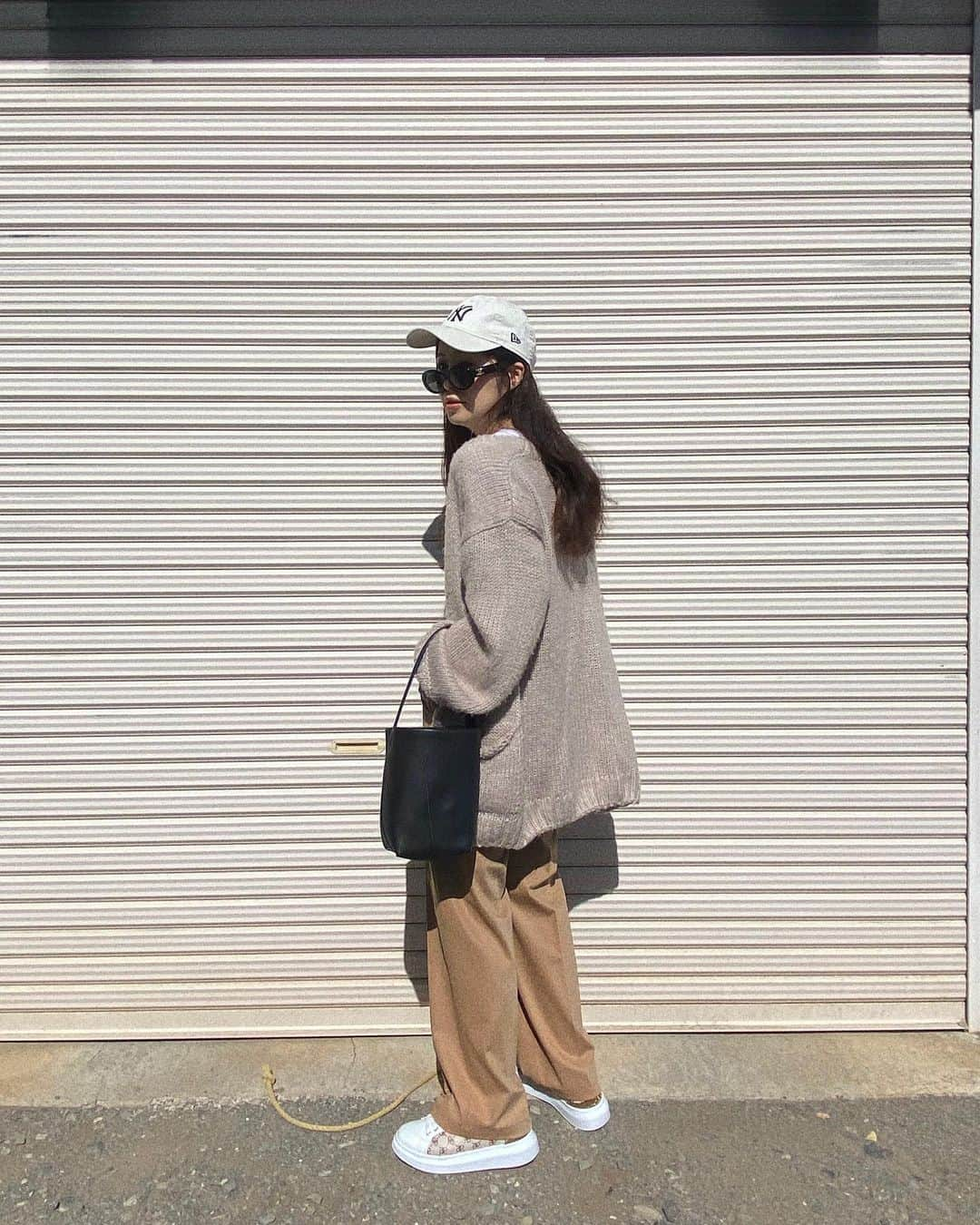 manamisotayutaのインスタグラム：「〻𝕔𝕠𝕣𝕕𝕚𝕟𝕒𝕥𝕖〻 秋コーデ🍂  @arnoldpalmer_shoes  のスニーカー👟♡ 高級感あるデザイン✨ 厚底なのにすっごく軽い♪ ブラウンカラーで秋コーデに合わせやすい♡ 大好きなワイドパンツにも合う❤︎  ＊ ＊  #arnoldpalmer#アーノルドパーマー #arniearnoldpalmer #アーニーアーノルドパーマー #スニーカー#スニーカー女子 #ファッション #スニーカーコーデ #ママコーデ#アラフォーコーデ #大人カジュアル #大人コーデ#秋コーデ」