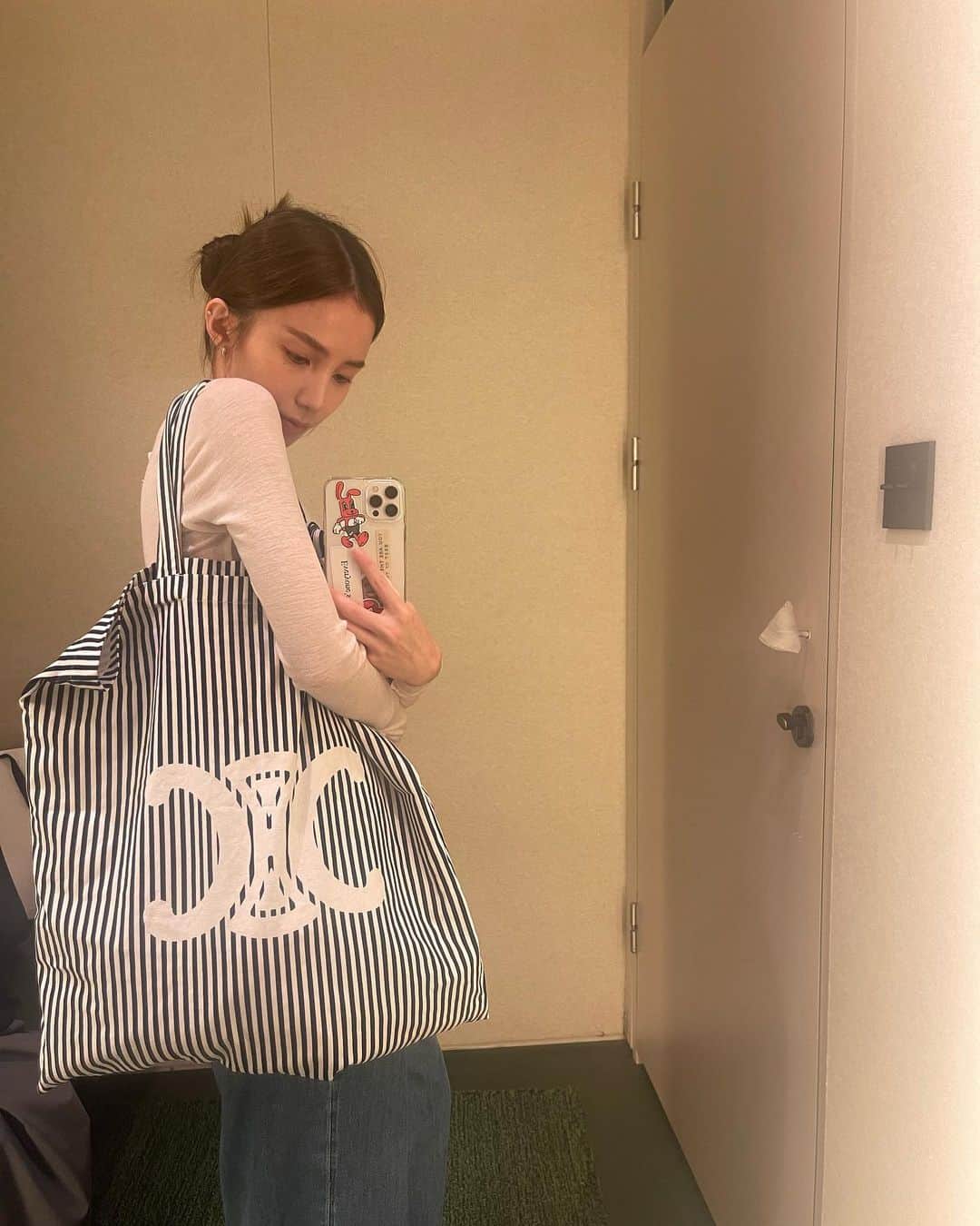 チャン・チュンニンのインスタグラム：「COS更衣室真的很好拍，最近的衣服也很好買  尤其長袖羊毛打底衫，真的必備  這個大袋實在太好用，什麼都往裡面塞 謝謝 @hakunamatata_tang」