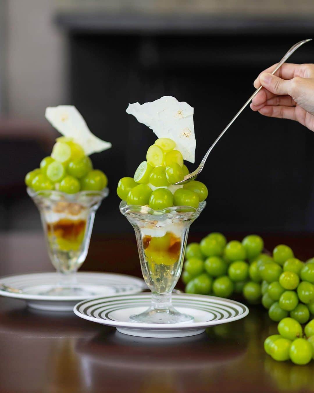 ［公式］オリエンタルホテル神戸・旧居留地のインスタグラム：「.  "​S​HINE MUSCAT" Parfait & Afternoon Tea ⁡━━━━━━━━━━━━━  本日よりORIENTAL HOTELの パフェ&アフタヌーンティーが 季節に合わせてリニューアルいたしました。  旬のシャインマスカットとナガノパープルを 口いっぱいにお楽しみください。  ＊次回は10月中旬頃に変更を予定しております  ＿＿＿＿＿＿＿＿＿＿＿＿＿＿＿＿＿＿＿＿＿＿＿＿ ⁡ ​☕️[ CAFE TIME ] 　シャインマスカットのパフェ 　​平日8台限定 ／ 10:30〜17:30 ／ ¥2,100 ⁡ 　​シャインマスカットアフタヌーンティー 　​30台限定 ／ 前日17時までの予約制 　​14:30〜17:30 　[平日]¥4,500 [週末]¥5,500*乾杯ドリンク付 ⁡  ​🍸[ BAR TIME ] 　ナイトアフタヌーンティー ​　17:30〜21:30 L.O.　​ 　🔘スタンド[3段] +オリジナルカクテル 　​　¥6,300​ 　​🔘スタンド[3段] +シャンパン(Half Bottle) 　　​​2名様 ¥17,000〜 ⁡ 　＊ナイトアフタヌーンティーは 　ルームサービスでもお楽しみいただけます ⁡ 　＊アフタヌーンティー、ナイトアフタヌーンティーは 　WEB予約も承っております。 　ご希望の方はストーリーズハイライト 「 AfternoonTea」へ。 ⁡ 　＊パフェのご予約はお受け致しかねます。 ⁡  #​shinemuscat #​orientalhotelkobe」