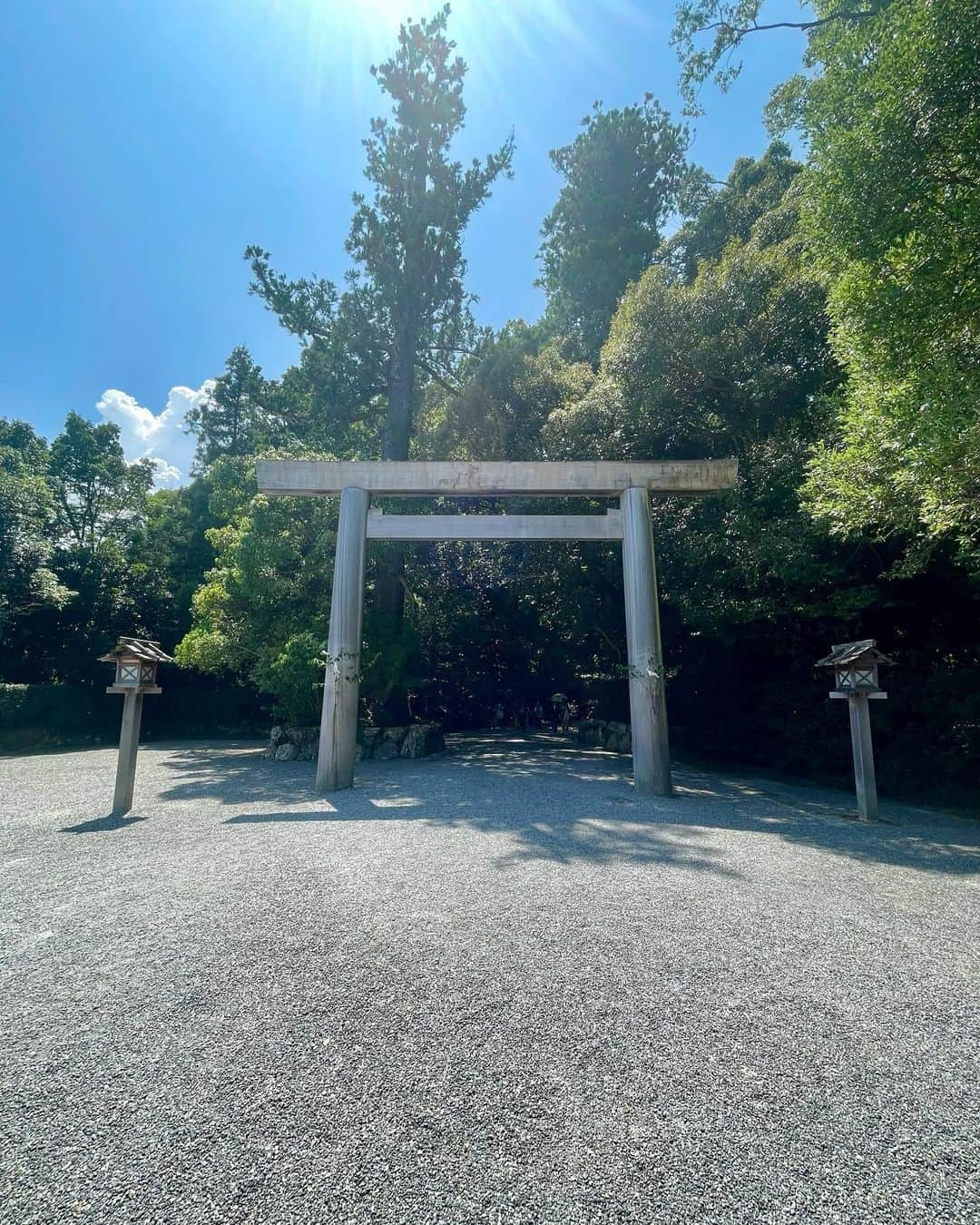 畑井咲耶さんのインスタグラム写真 - (畑井咲耶Instagram)「お仕事で三重県へ行ったタイミングで ずっと行きたかった伊勢神宮へ🤍  関西出身やのに行ったことなかったから嬉しすぎたけど 暑すぎて倒れるかと思った（最高気温37℃）  実家にも帰れて久しぶりに甥っ子にも会えて幸だった日🫶🏻」9月12日 18時00分 - saya_hatai