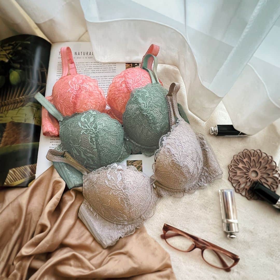 BradelisNewYork/ブラデリスニューヨークのインスタグラム：「. BRADELIS Naomi 23A1 -Step2- New Arrival.+  イメージはナチュラルガーデンに咲く花々❁⃘  Step2≪ナオミブラ≫のAWコレクション第1弾は、 繊細なリバーレースを使用した自然体で柔らかい雰囲気です.*°  透けにくく上品な【グレージュ】 落ち着いた【ダスティグリーン】 気分が上がる【コーラル】の3色で登場❁  バックの穴あきデザインがポイントの≪パンティ≫ 布面積の多いブラジリアンタイプの≪タンガ≫は、食い込みにくく初心者の方にもおすすめ◎ 紐で結べるのもポイントです♡併せてチェックしてくださいね！  ・ ・ ・ ※ご使用のパソコンモニターやスマートフォンの画面によっては、商品の色合いが画面表示のものと現物で異なる場合があります。  #ブラデリスニューヨーク #ブラデリス #bradelisnewyork #育乳ブラ #bradelis #育乳 #補整ブラ #補整下着 #補正 #補正ブラ #スタイルアップ #ボディメイク #新作 #aw #styleup #バストケア #美ボディ #秋冬」