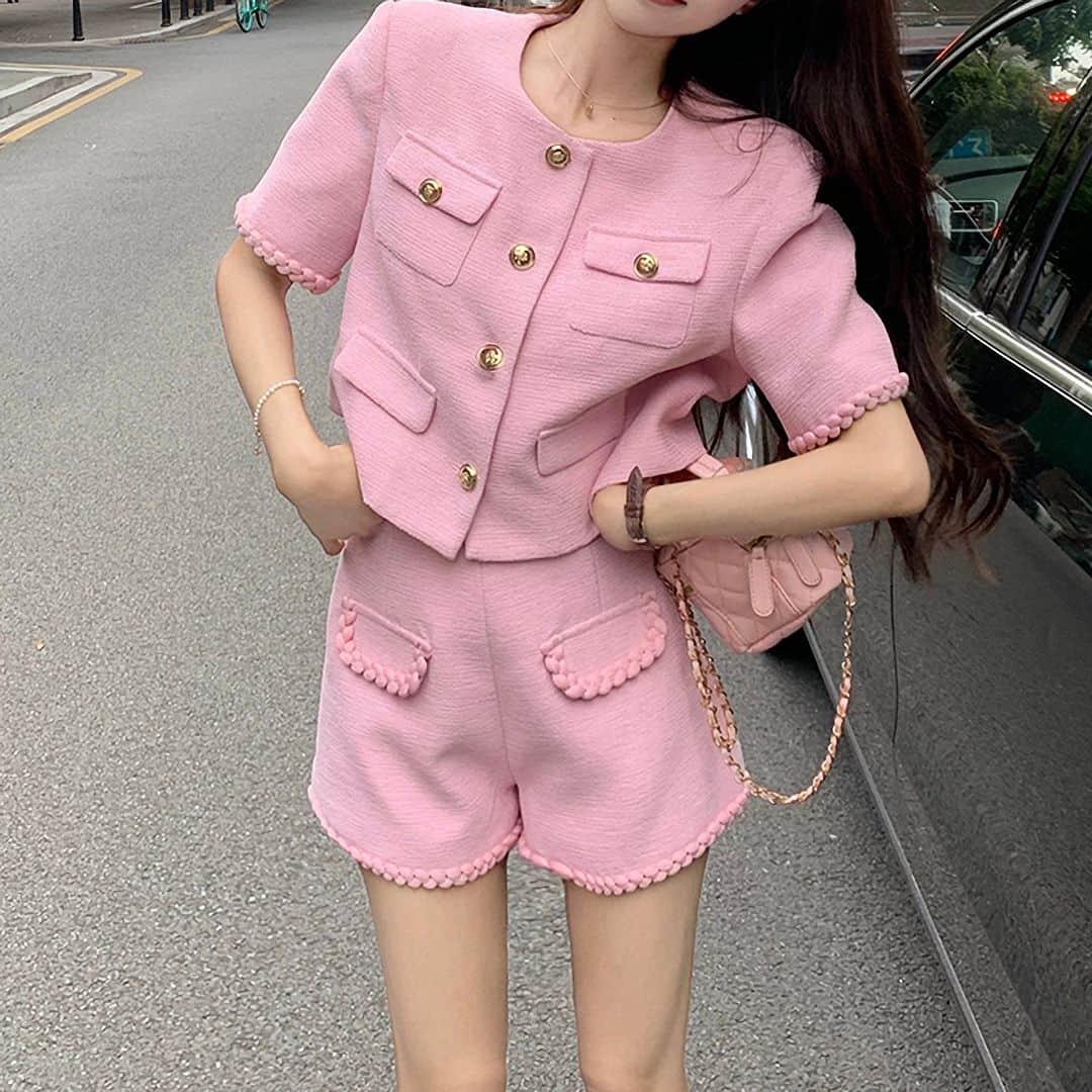 17kg(イチナナキログラム) のインスタグラム：「👈韓国ファッションのトレンドアイテムは17kgで購入🖤  チェックしてみてね🇰🇷  【グッドガールセットアップ N8119S】  #韓国ファッション #韓国コーデ #17kg #イチナナキログラム #プチプラコーデ #プチプラファッション」