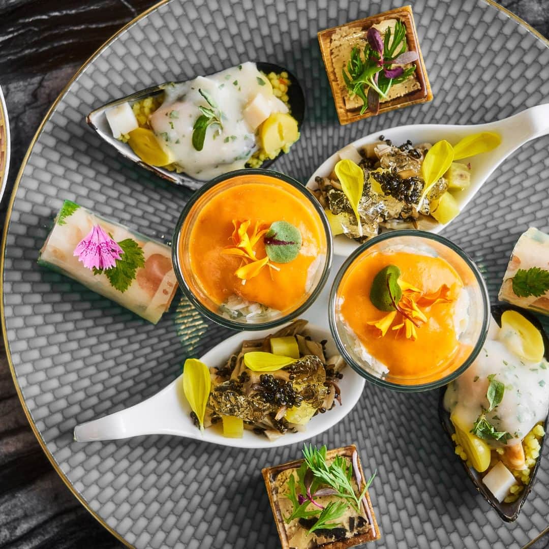 Mandarin Oriental, Tokyoさんのインスタグラム写真 - (Mandarin Oriental, TokyoInstagram)「Autumn, one of the most beautiful seasons of the year, is almost here. As the scorching heat of summer has begun to soften, indulge yourself with "Orange and Cheesecake, Pumpkin Verrine" and savour the "Tonburi and Autumn Vegetables, Tomato and Balsamic Vinegar", which uses autumn vegetables such as white maitake mushrooms and sweet potatoes.  Enjoy a fruit pound cake meticulously crafted by our Executive Pastry Chef Fabian, paired with your choice of a selection of over 20 teas and tea mocktails expertly crafted by our bartenders to complete your Autumn Afternoon Tea experience.   一年で最も美しい季節のひとつ「秋」が近づいてまいりました。夏の暑さがやわらぎ始めたこの季節にぴったりの、「かぼちゃのヴェリーヌオレンジとチーズケーキ」や、白舞茸やさつま芋などの秋野菜を使用した「とんぶりと秋野菜トマト バルサミコ」のセイボリーをはじめとする「オータムアフタヌーンティー」で秋の訪れを感じてみてはいかがでしょうか。 エグゼクティブぺストリーシェフ、ファビアンが細部にまでこだわったフルーツパウンドケーキと、20種類以上の紅茶のセレクション、バーテンダーが技巧を凝らしたティーモクテルと組み合わせて、秋の季節を感じるアフタヌーンティーをお楽しみください。 … Mandarin Oriental, Tokyo @mo_tokyo  #MandarinOrientalTokyo #MOtokyo #ImAFan #MandarinOriental #Nihonbashi #afternoontea #orientallounge  #マンダリンオリエンタル #マンダリンオリエンタル東京 #東京ホテル #日本橋 #日本橋ホテル #アフタヌーンティー　＃オリエンタルラウンジ」9月12日 18時00分 - mo_tokyo