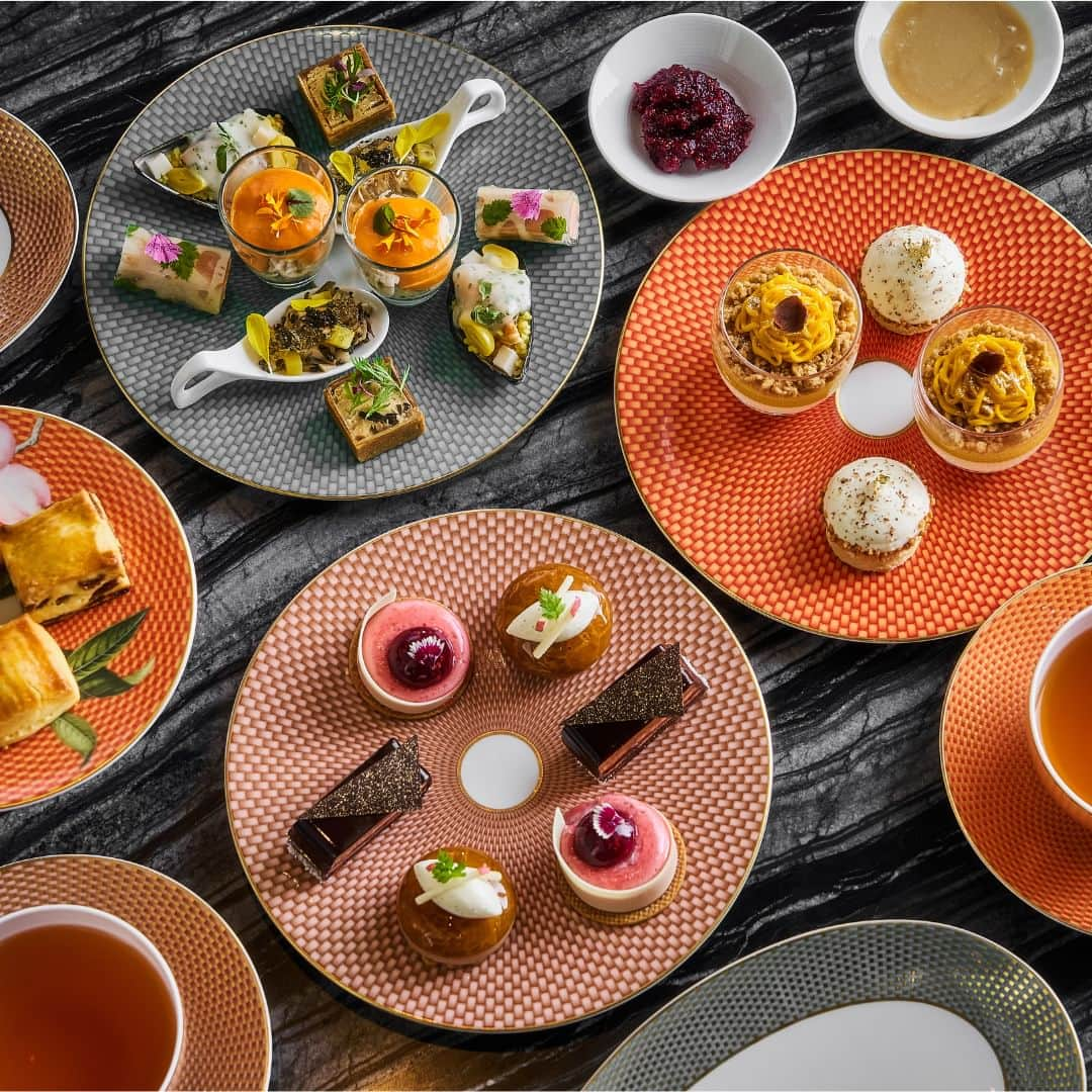 Mandarin Oriental, Tokyoさんのインスタグラム写真 - (Mandarin Oriental, TokyoInstagram)「Autumn, one of the most beautiful seasons of the year, is almost here. As the scorching heat of summer has begun to soften, indulge yourself with "Orange and Cheesecake, Pumpkin Verrine" and savour the "Tonburi and Autumn Vegetables, Tomato and Balsamic Vinegar", which uses autumn vegetables such as white maitake mushrooms and sweet potatoes.  Enjoy a fruit pound cake meticulously crafted by our Executive Pastry Chef Fabian, paired with your choice of a selection of over 20 teas and tea mocktails expertly crafted by our bartenders to complete your Autumn Afternoon Tea experience.   一年で最も美しい季節のひとつ「秋」が近づいてまいりました。夏の暑さがやわらぎ始めたこの季節にぴったりの、「かぼちゃのヴェリーヌオレンジとチーズケーキ」や、白舞茸やさつま芋などの秋野菜を使用した「とんぶりと秋野菜トマト バルサミコ」のセイボリーをはじめとする「オータムアフタヌーンティー」で秋の訪れを感じてみてはいかがでしょうか。 エグゼクティブぺストリーシェフ、ファビアンが細部にまでこだわったフルーツパウンドケーキと、20種類以上の紅茶のセレクション、バーテンダーが技巧を凝らしたティーモクテルと組み合わせて、秋の季節を感じるアフタヌーンティーをお楽しみください。 … Mandarin Oriental, Tokyo @mo_tokyo  #MandarinOrientalTokyo #MOtokyo #ImAFan #MandarinOriental #Nihonbashi #afternoontea #orientallounge  #マンダリンオリエンタル #マンダリンオリエンタル東京 #東京ホテル #日本橋 #日本橋ホテル #アフタヌーンティー　＃オリエンタルラウンジ」9月12日 18時00分 - mo_tokyo