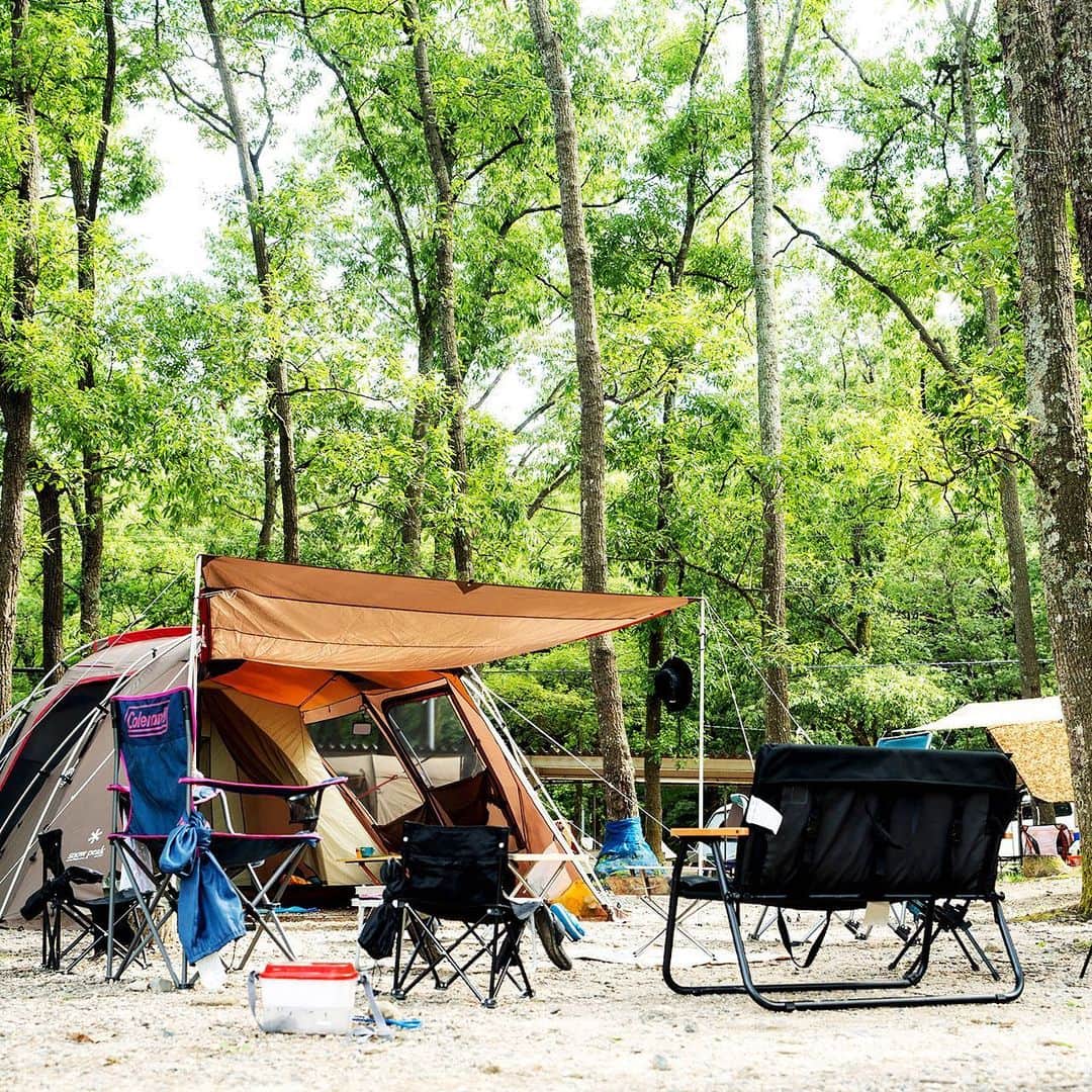 キャンプ情報サイト［ランタン］さんのインスタグラム写真 - (キャンプ情報サイト［ランタン］Instagram)「CAMP SMILE STYLE ／ 木陰に広々テントを設営。 涼しい風に吹かれて爽やかキャンプ ＼ いろんなキャンパーのキャンプスタイルを現地取材と一般キャンパーからの投稿で数多く掲載してます。 . . 詳しくは @lantern.camp webサイトをご覧ください . . #camp #camping #camplife #outdoor #travel #trip #lantern_smile #キャンプ #キャンプ用品 #アウトドア #テント #自然 #旅行 #キャンプ初心者 #キャンプ好きな人と繋がりたい #アウトドア好きな人と繋がりたい #camper #外遊び #キャンプスタイル #マキノ高原キャンプ場 #ファミリーキャンプ #ファミキャン #BAREBONES #ベアボーンズ #LEDランタン #snowpeak #スノーピーク #焚き火台」9月12日 18時00分 - lantern.camp